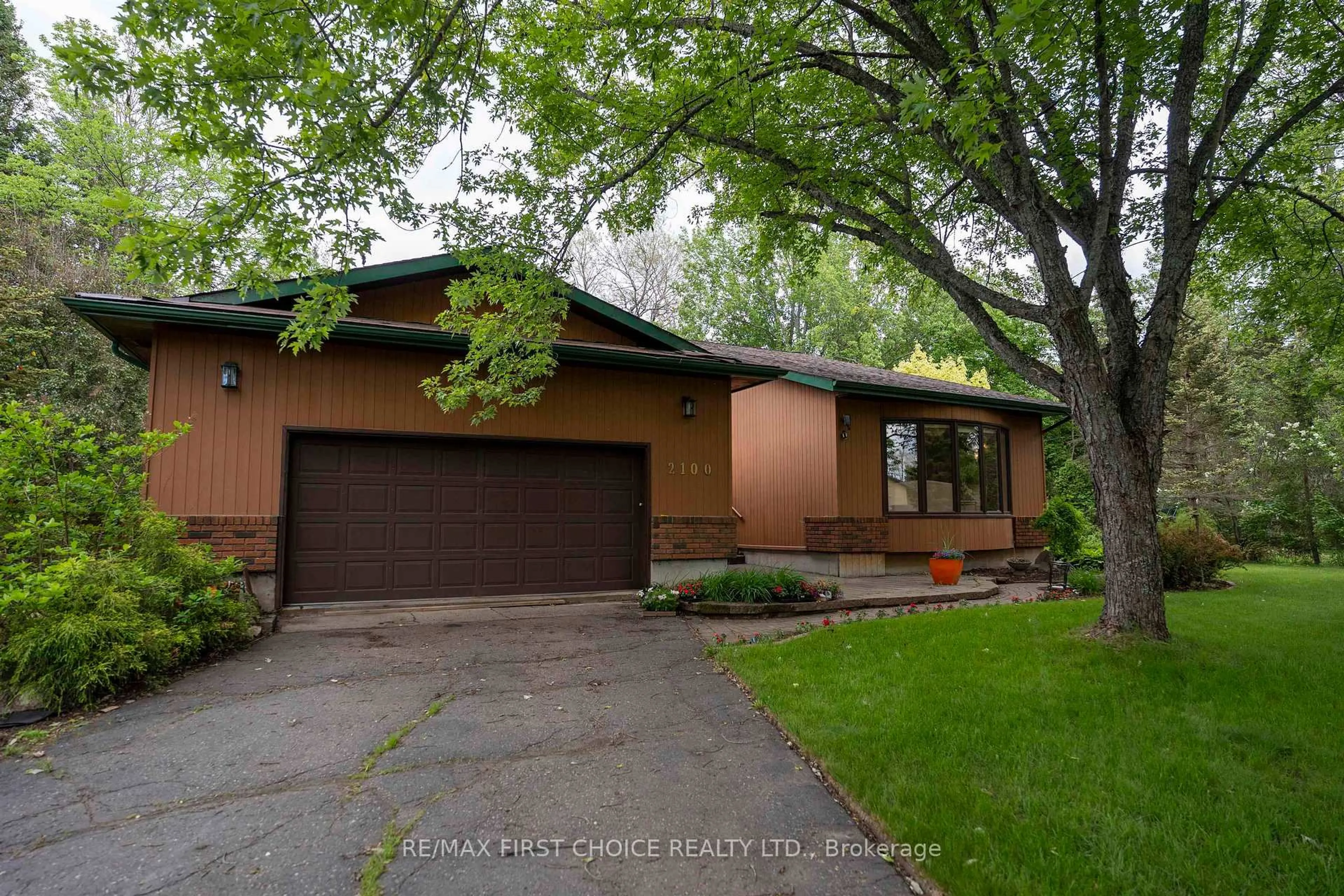 Home with vinyl exterior material, street for 2100 Whitegates Dr, Thunder Bay Ontario P7K 1G2