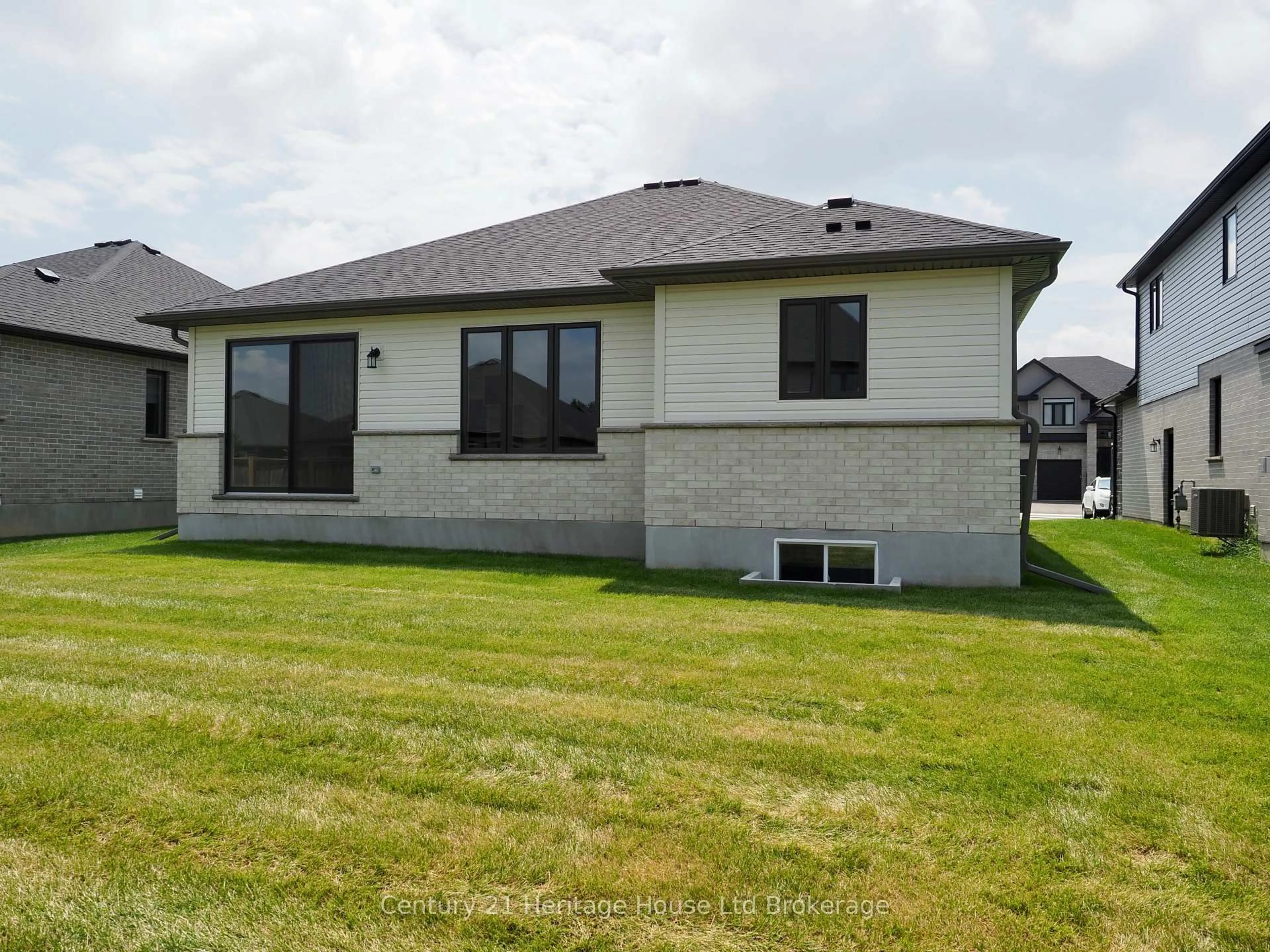Home with vinyl exterior material, building for 28 Sycamore Dr, Tillsonburg Ontario N4G 5R9