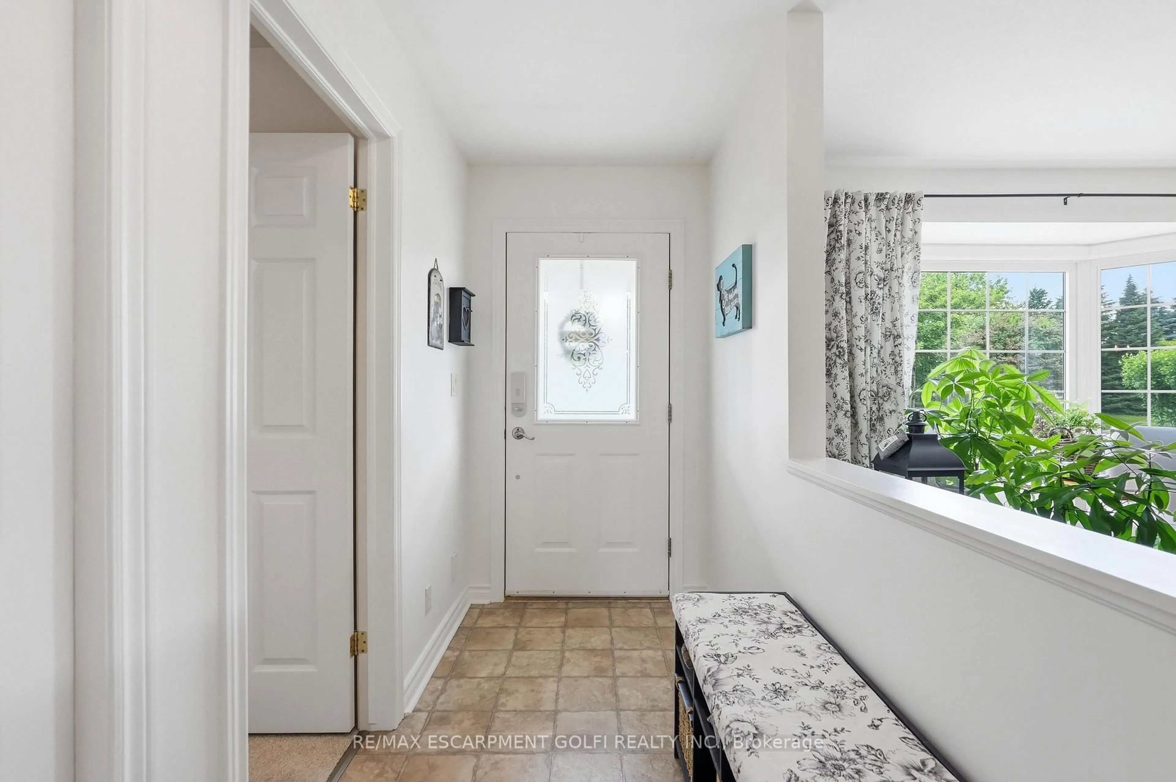 Indoor entryway for 12 Schneider Dr, Norfolk Ontario N0A 1N4