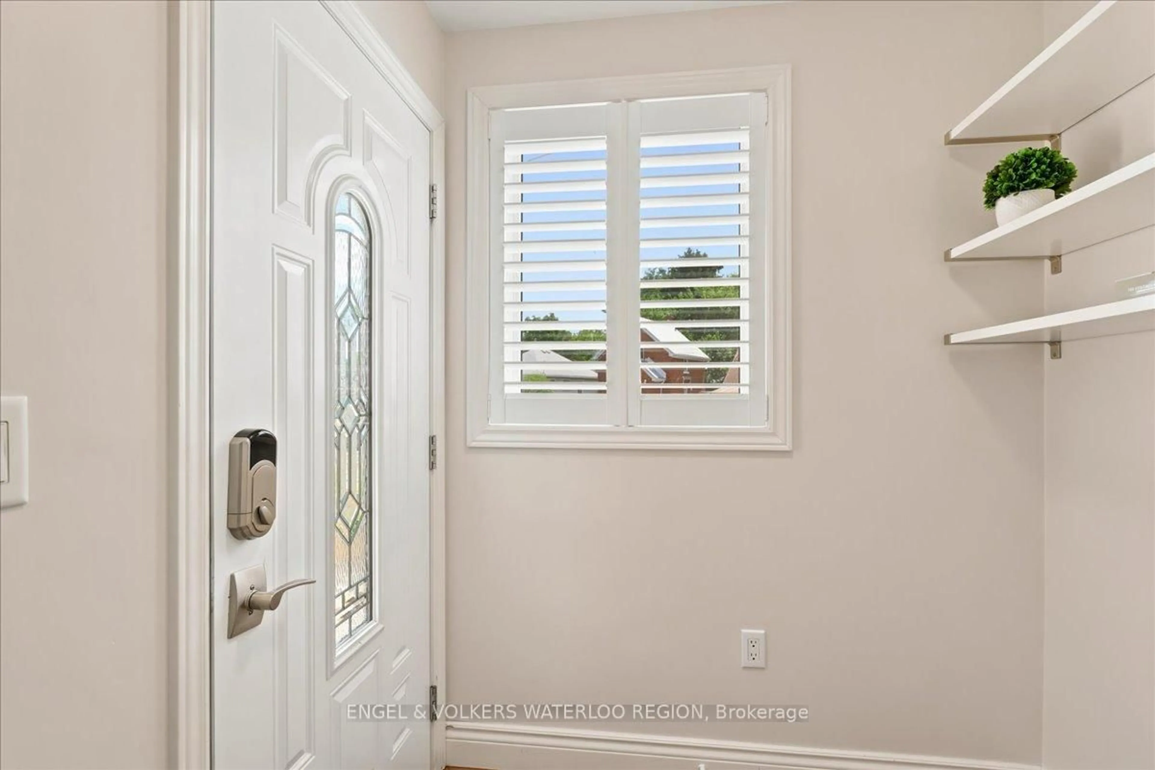 Indoor entryway for 100 Stirling Ave, Kitchener Ontario N2G 3N9