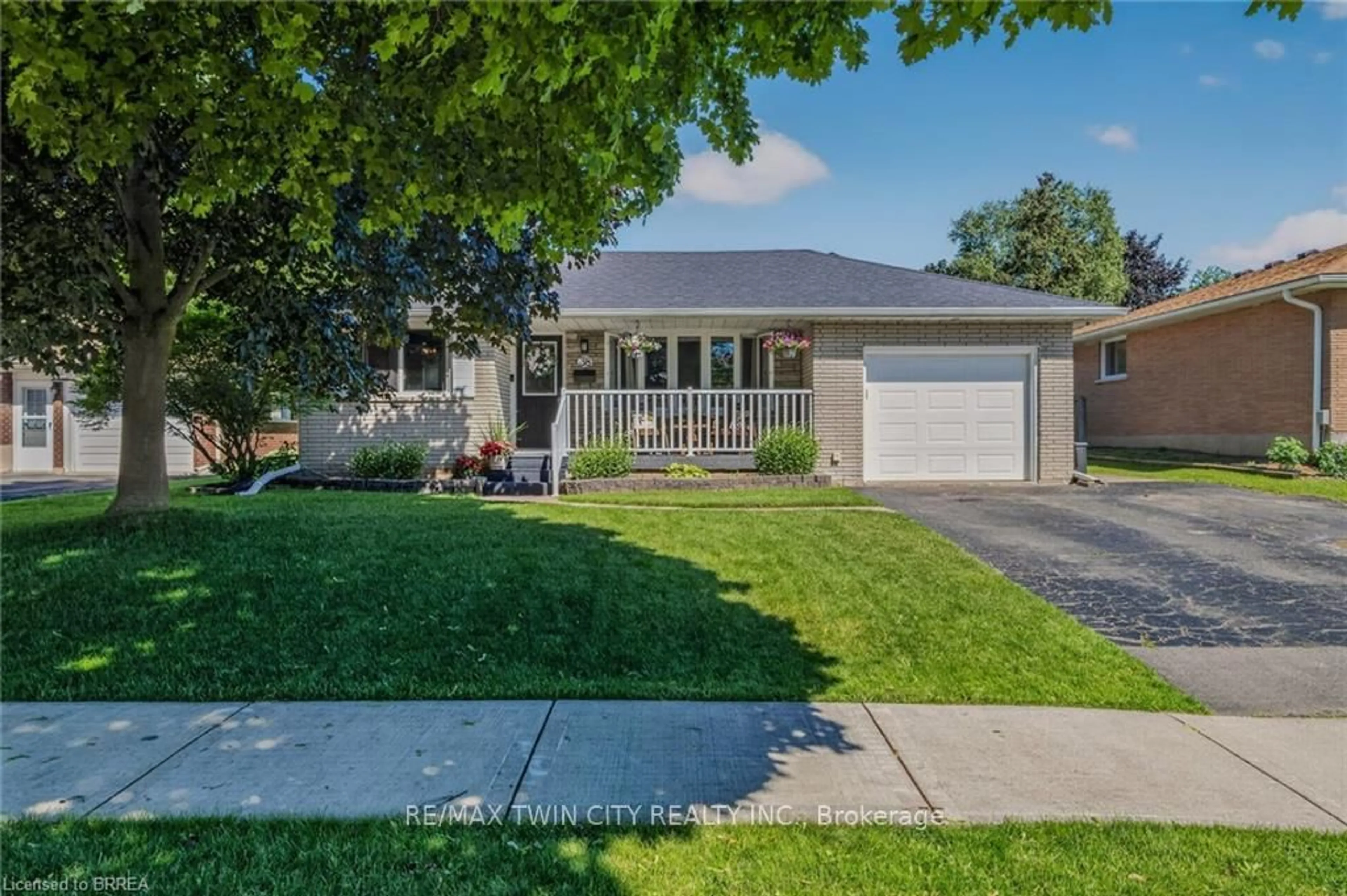 Home with vinyl exterior material, street for 38 Brier Park Rd, Brantford Ontario N3R 3P7