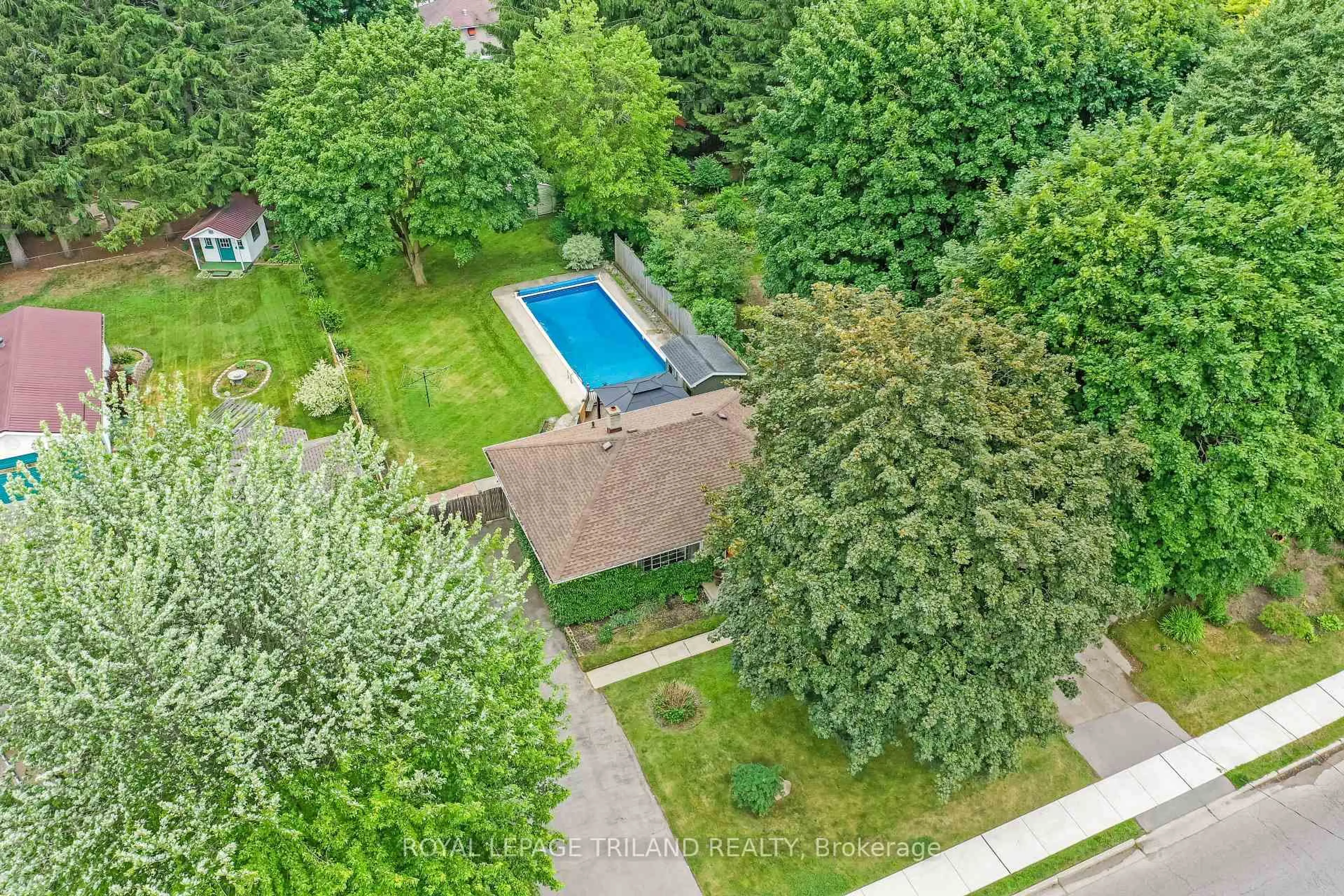A pic from outside/outdoor area/front of a property/back of a property/a pic from drone, unknown for 374 GRIFFITH St, London South Ontario N6K 2S2