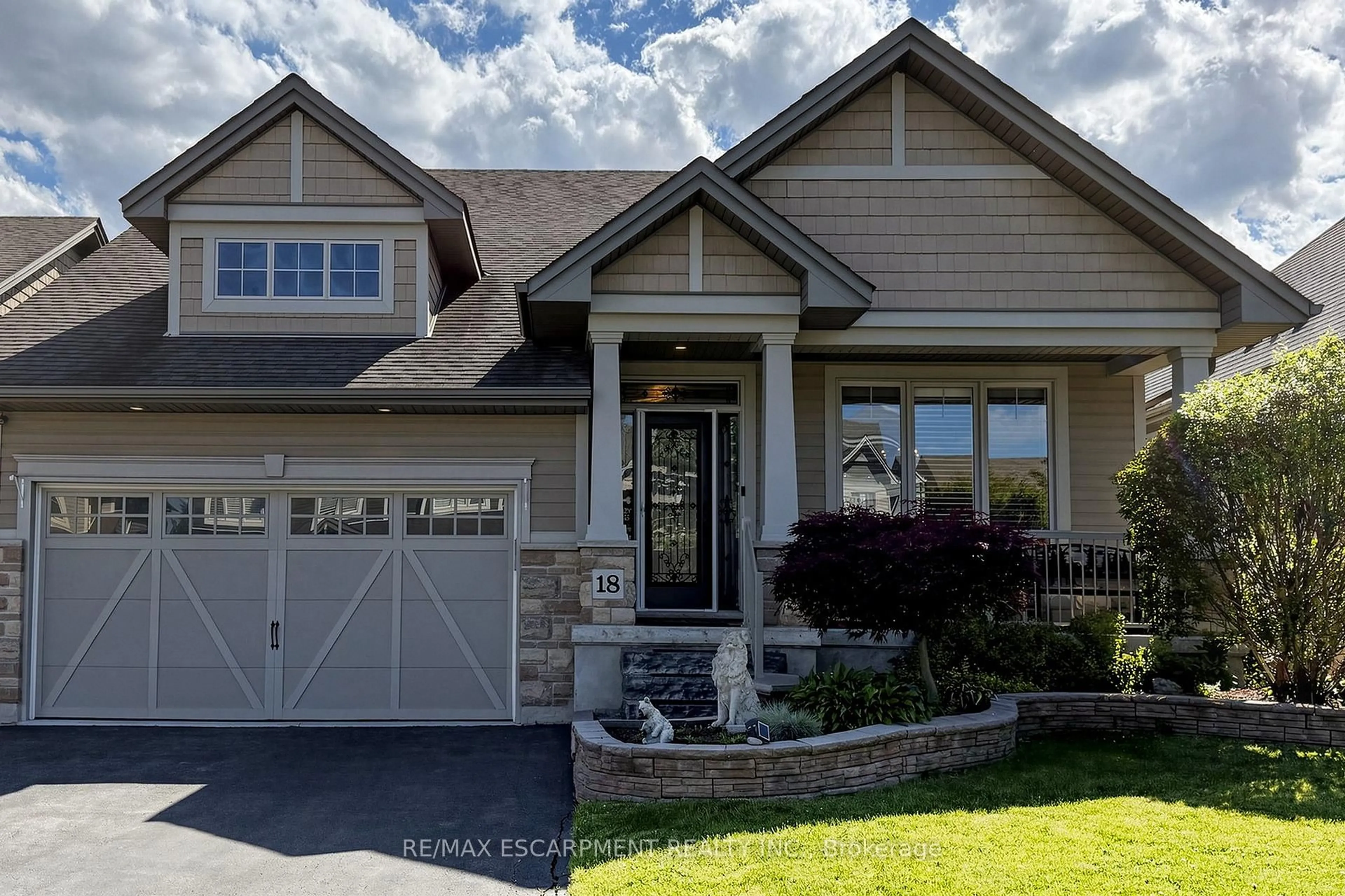Home with vinyl exterior material, street for 18 GATEWAY Ave, West Lincoln Ontario L0R 2A0