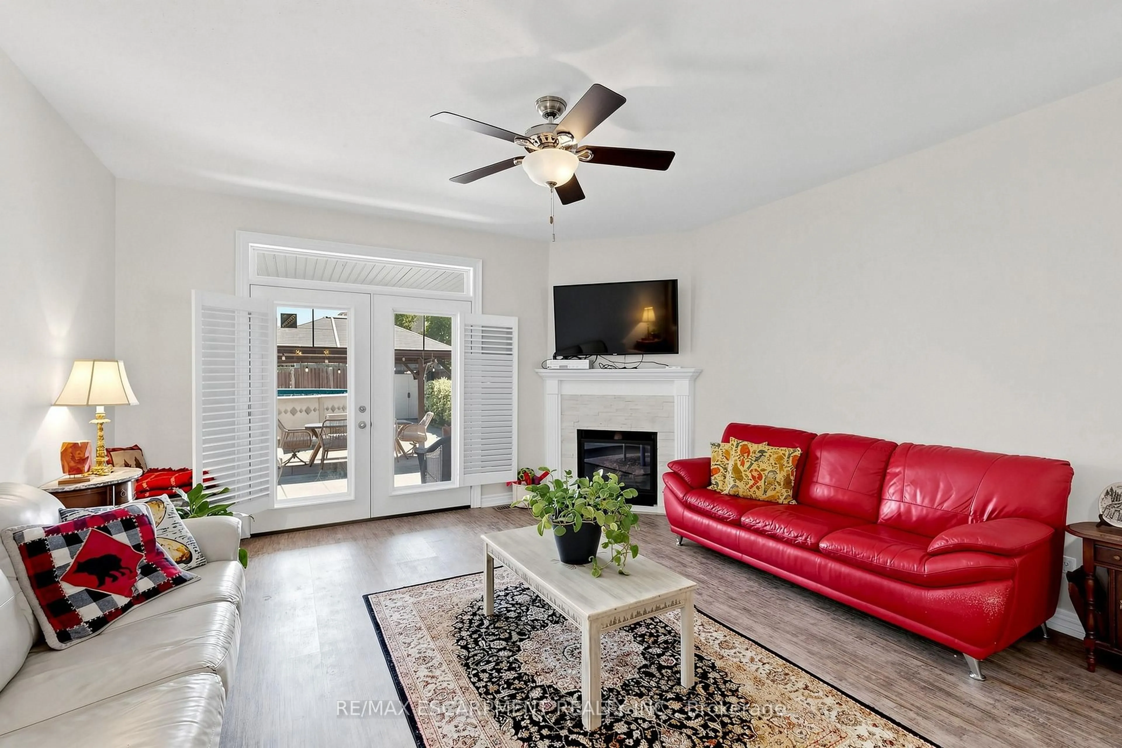 Living room with furniture, unknown for 18 GATEWAY Ave, West Lincoln Ontario L0R 2A0