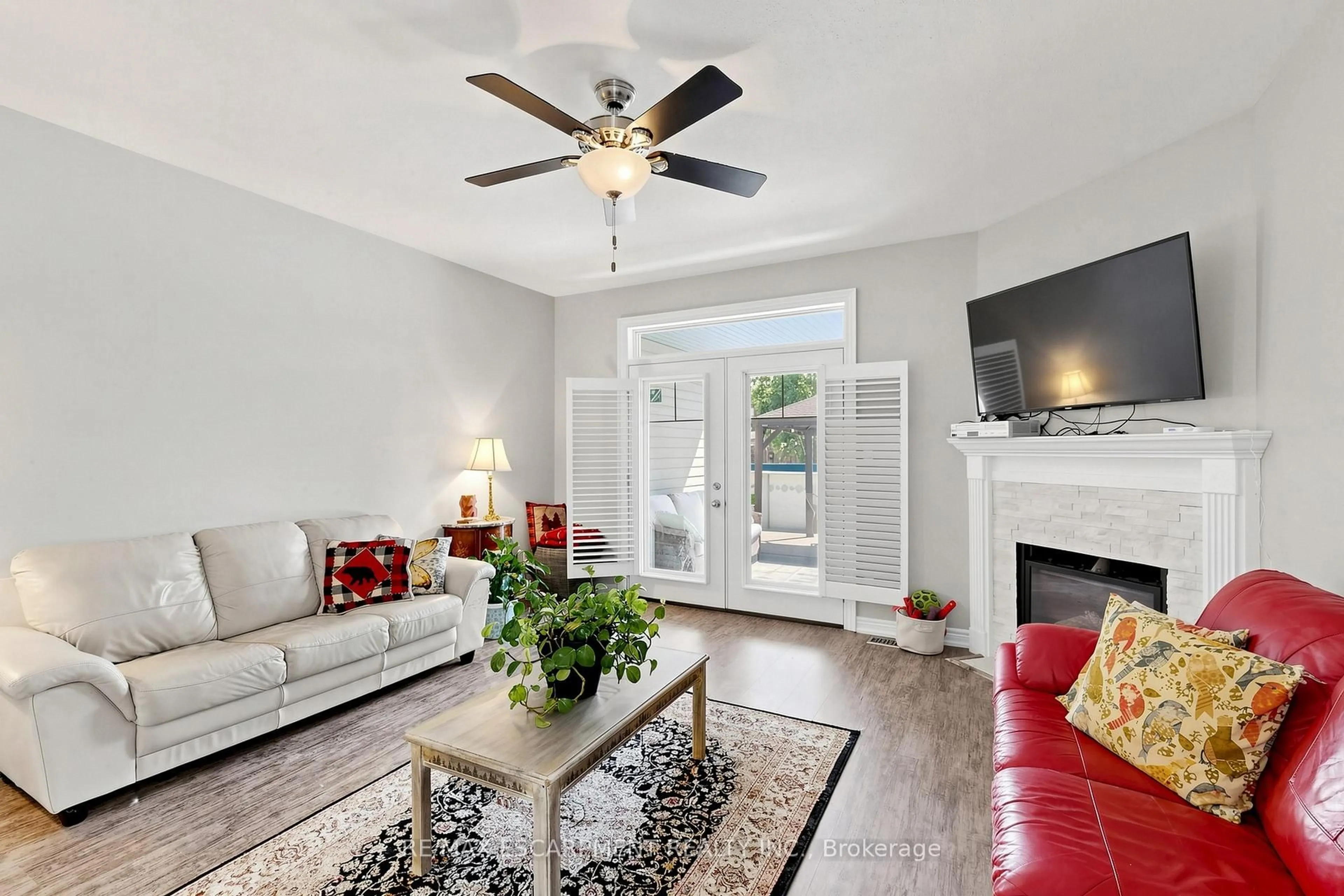 Living room with furniture, unknown for 18 GATEWAY Ave, West Lincoln Ontario L0R 2A0