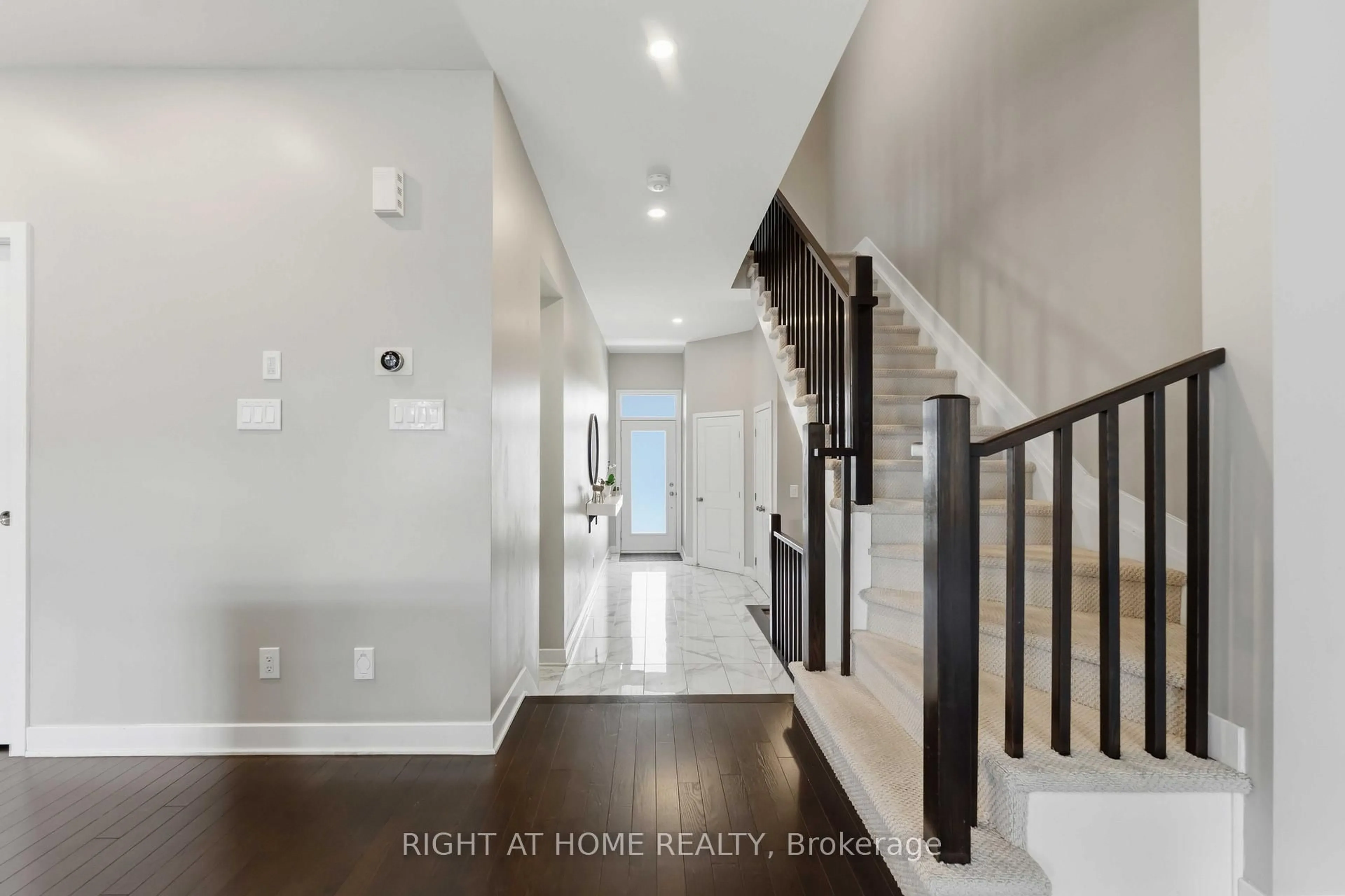 Indoor entryway for 424 Markdale Terr, Ottawa Ontario K1X 0B2