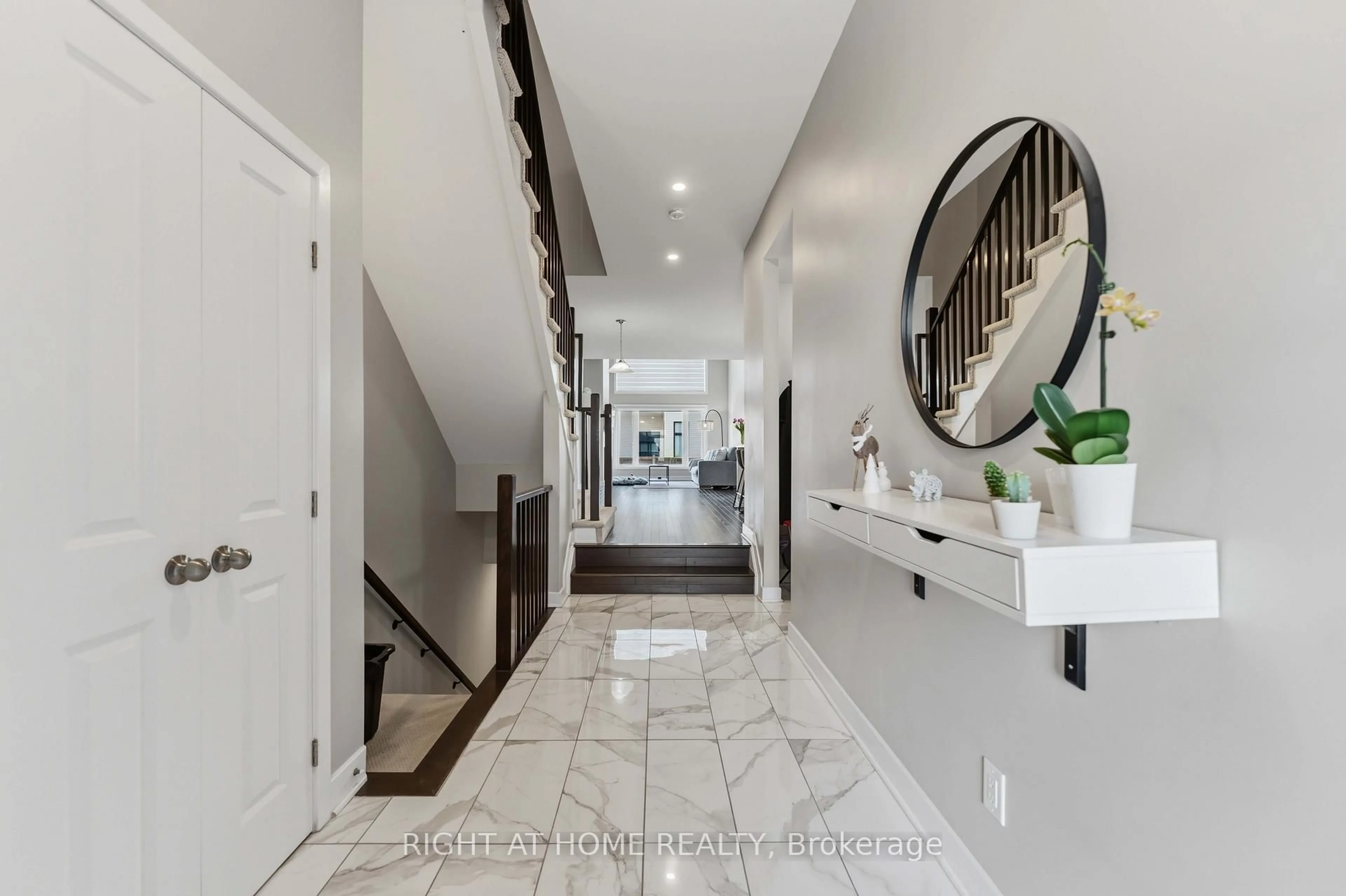 Indoor entryway for 424 Markdale Terr, Ottawa Ontario K1X 0B2