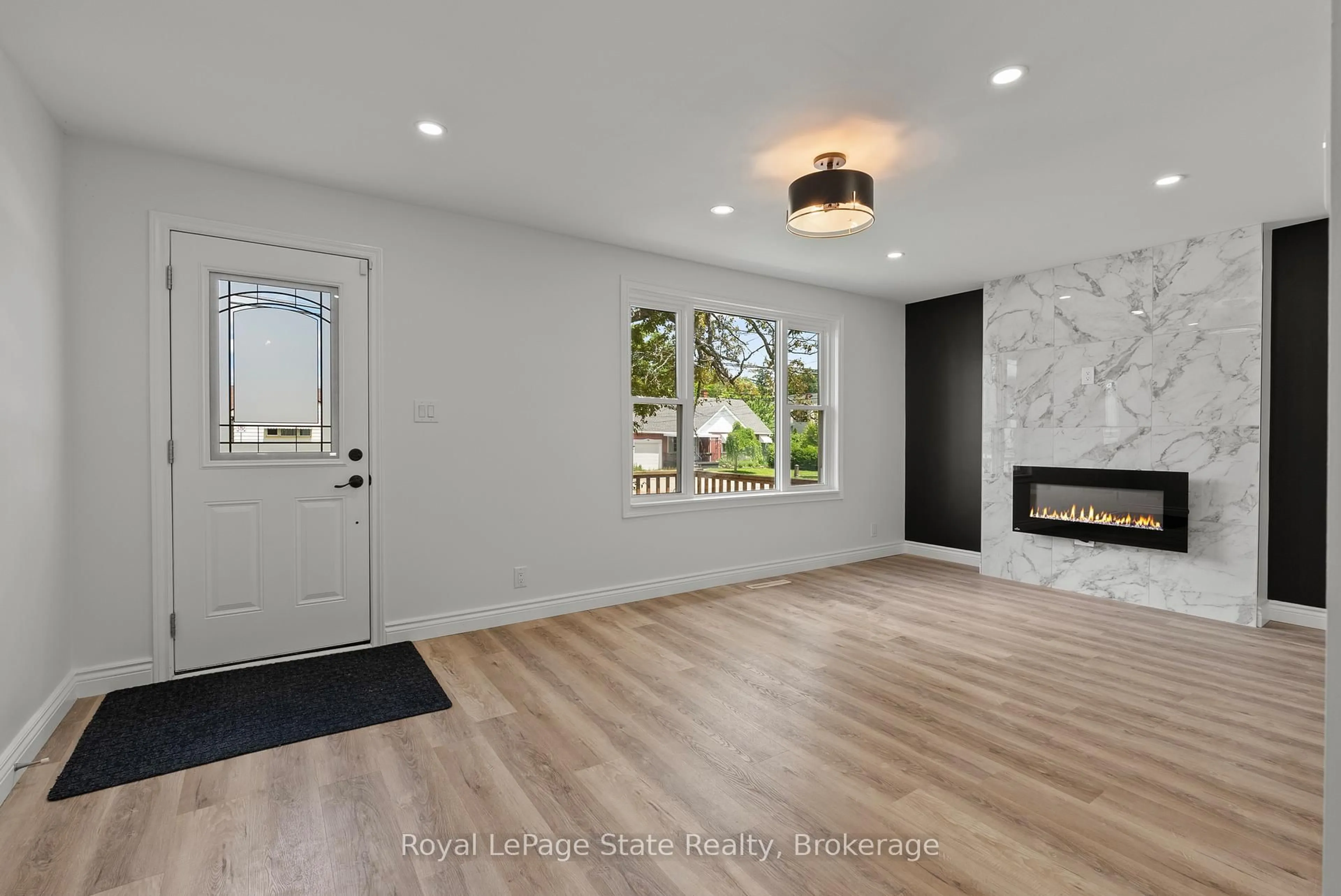 Indoor entryway for 45 Catherine St, Fort Erie Ontario L2A 2G8