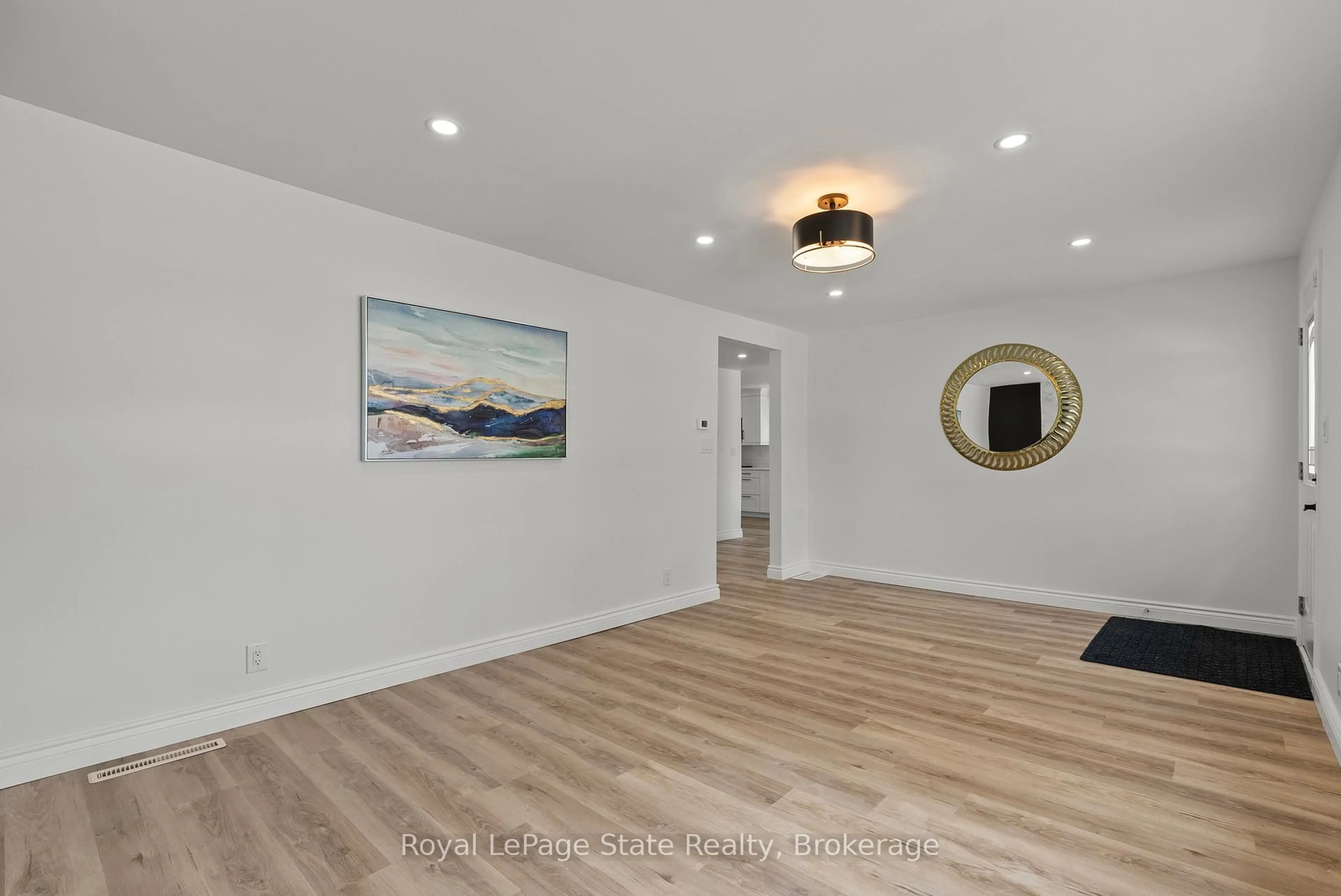 Indoor entryway for 45 Catherine St, Fort Erie Ontario L2A 2G8
