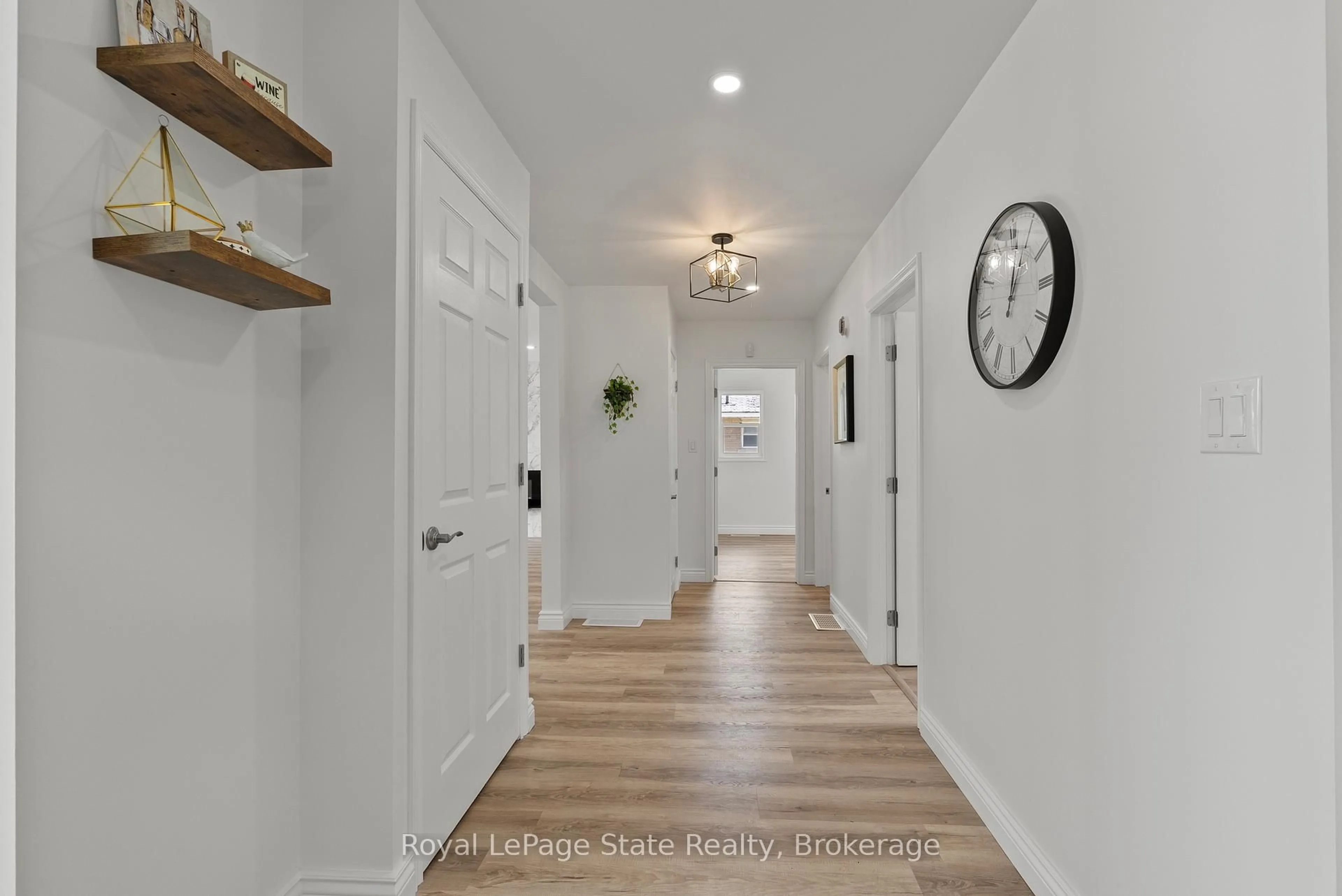 Indoor entryway for 45 Catherine St, Fort Erie Ontario L2A 2G8
