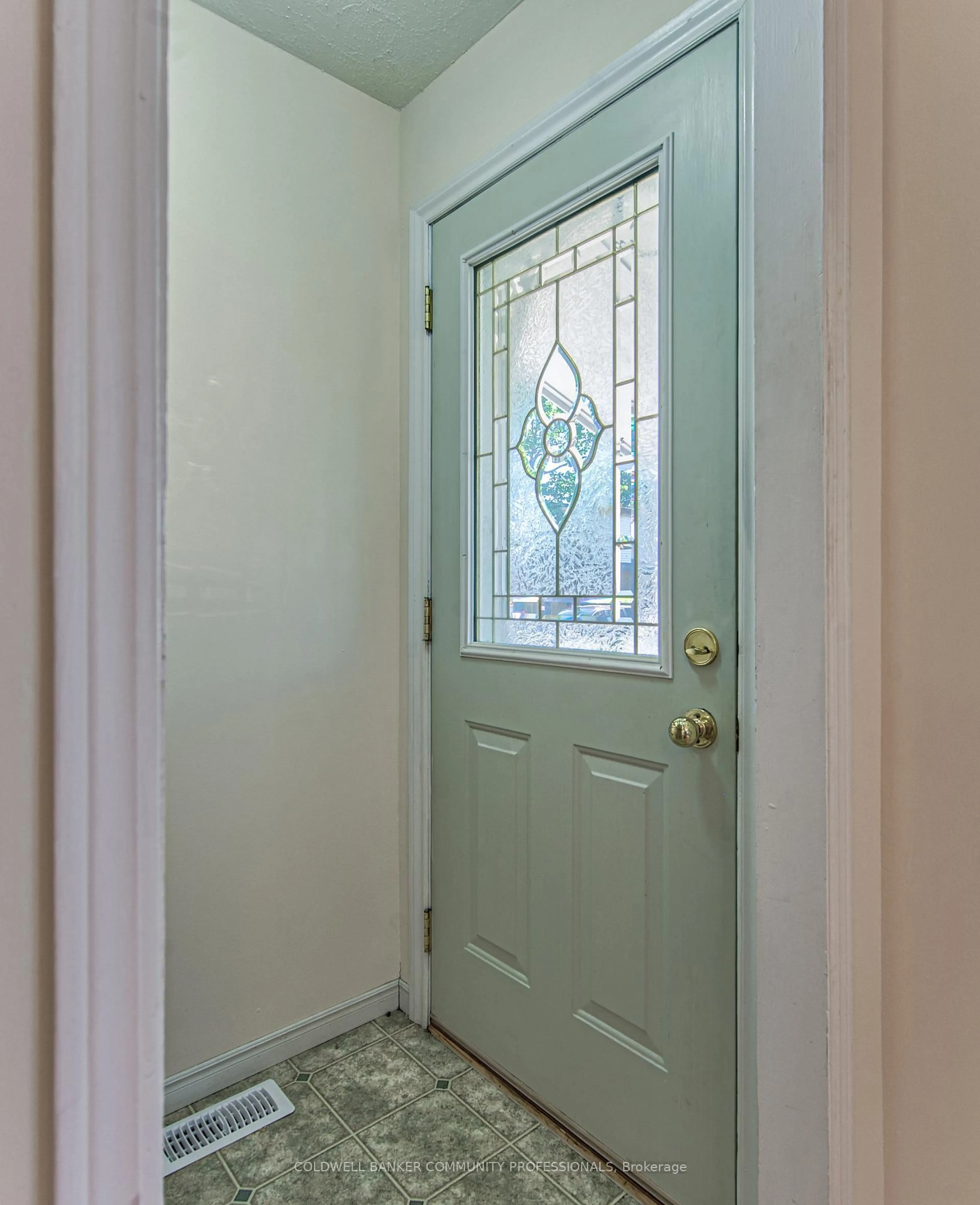 Indoor entryway for 44 East 32nd St, Hamilton Ontario L8V 3R6