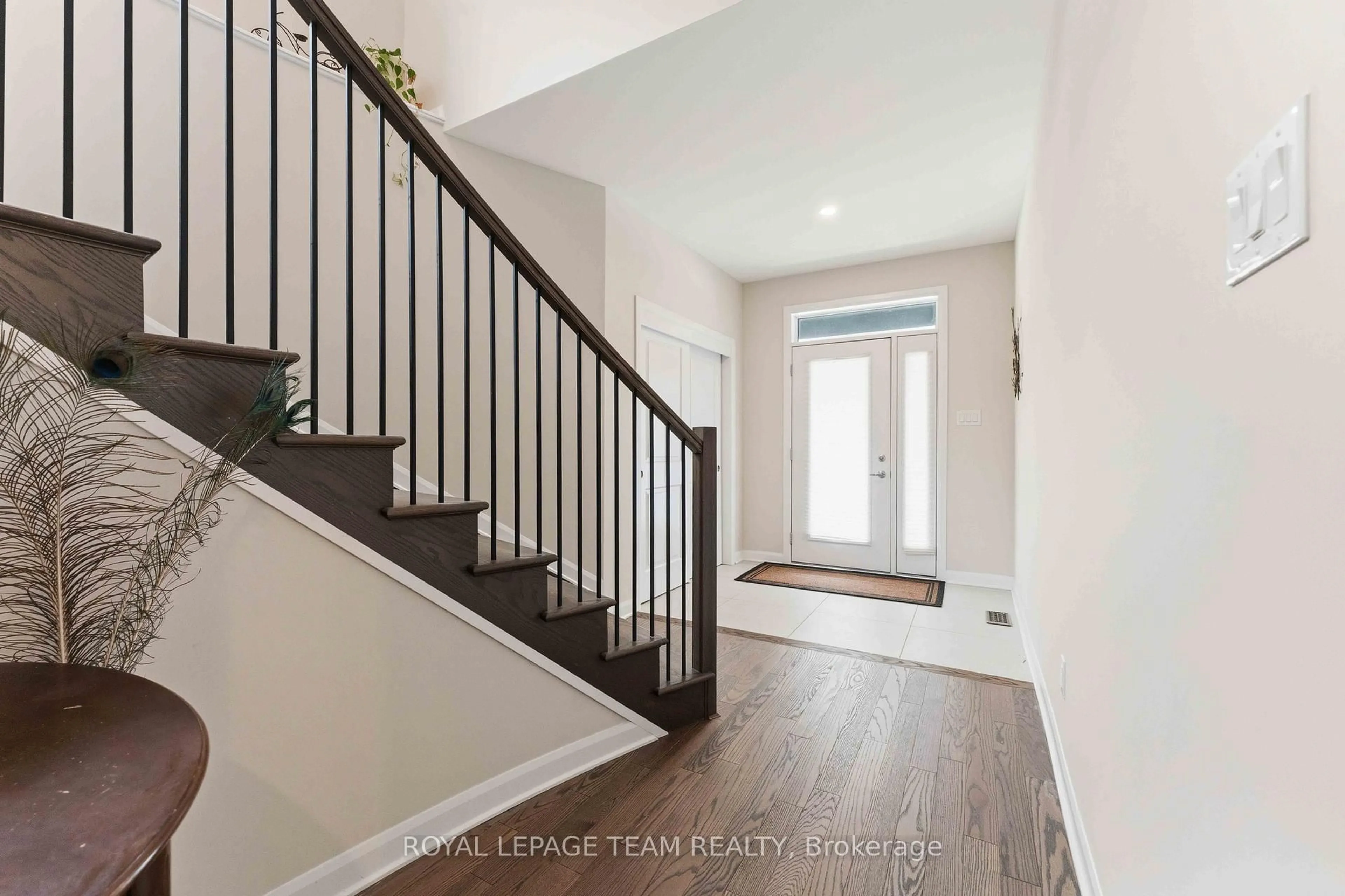 Indoor entryway for 332 Elsie Macgill Walk, Kanata Ontario K2W 0K7