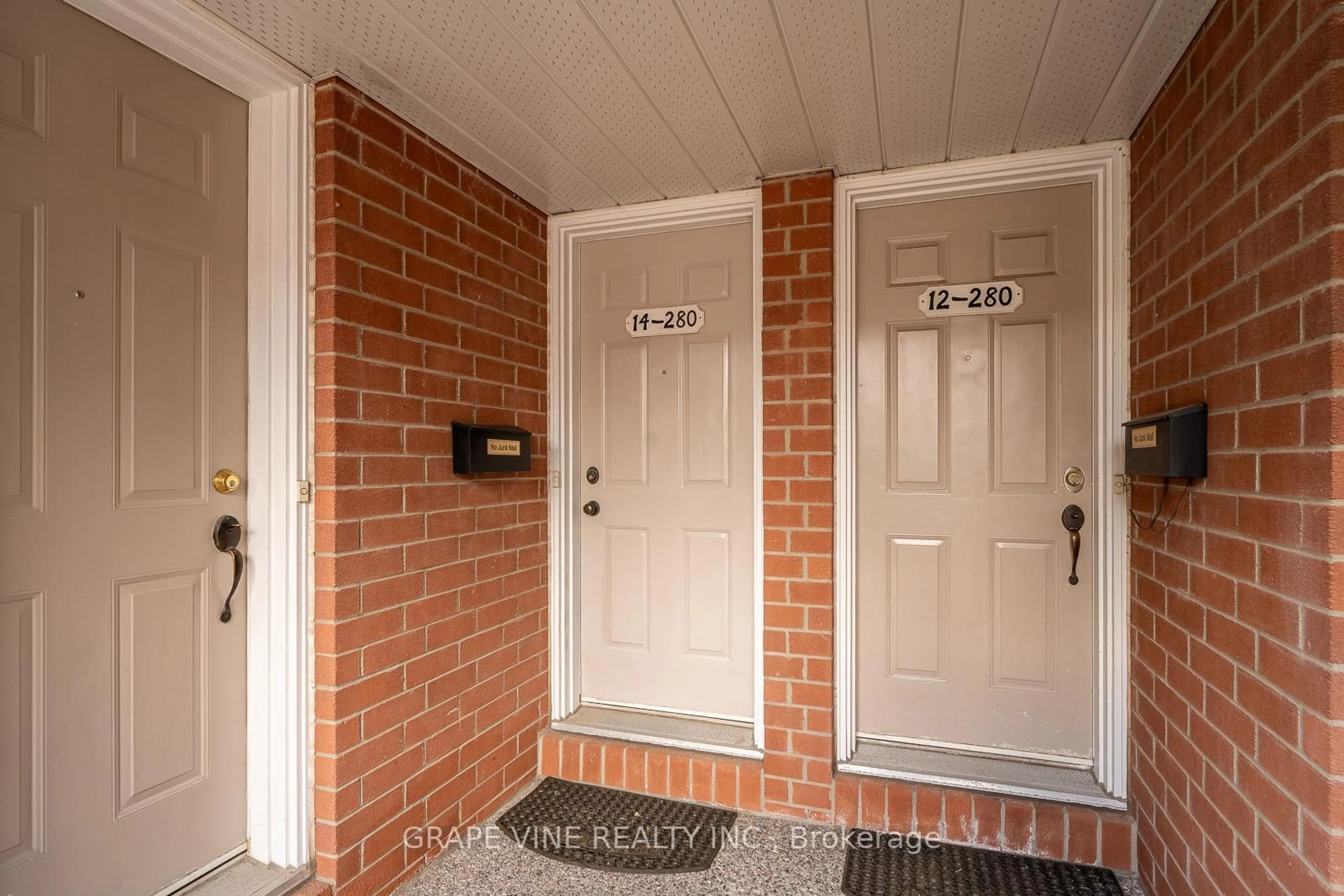 Indoor entryway for 280 Bay St #14, Ottawa Ontario K1R 5Z6