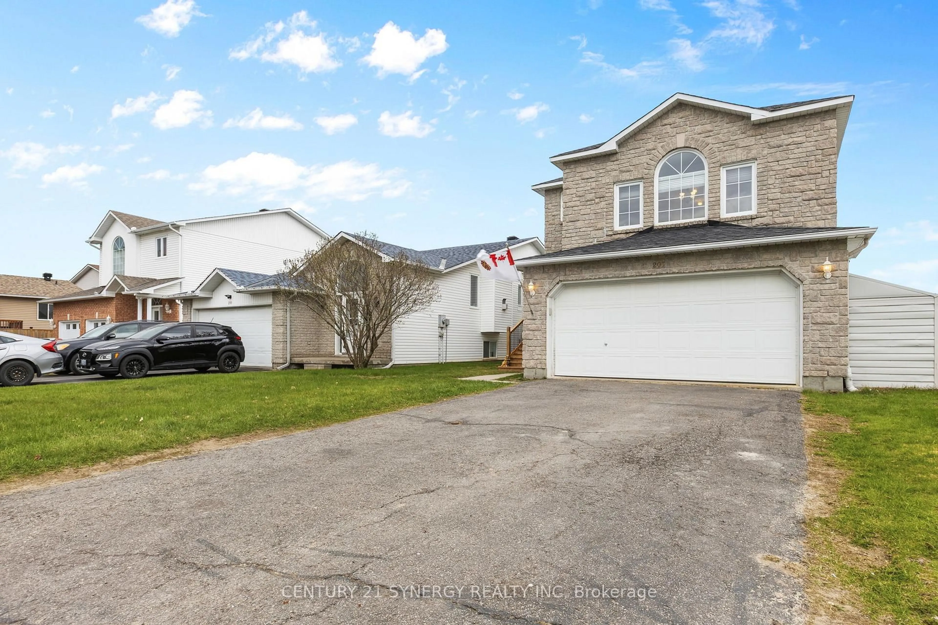 A pic from outside/outdoor area/front of a property/back of a property/a pic from drone, street for 207 Stiver St, Russell Ontario K4R 1G9