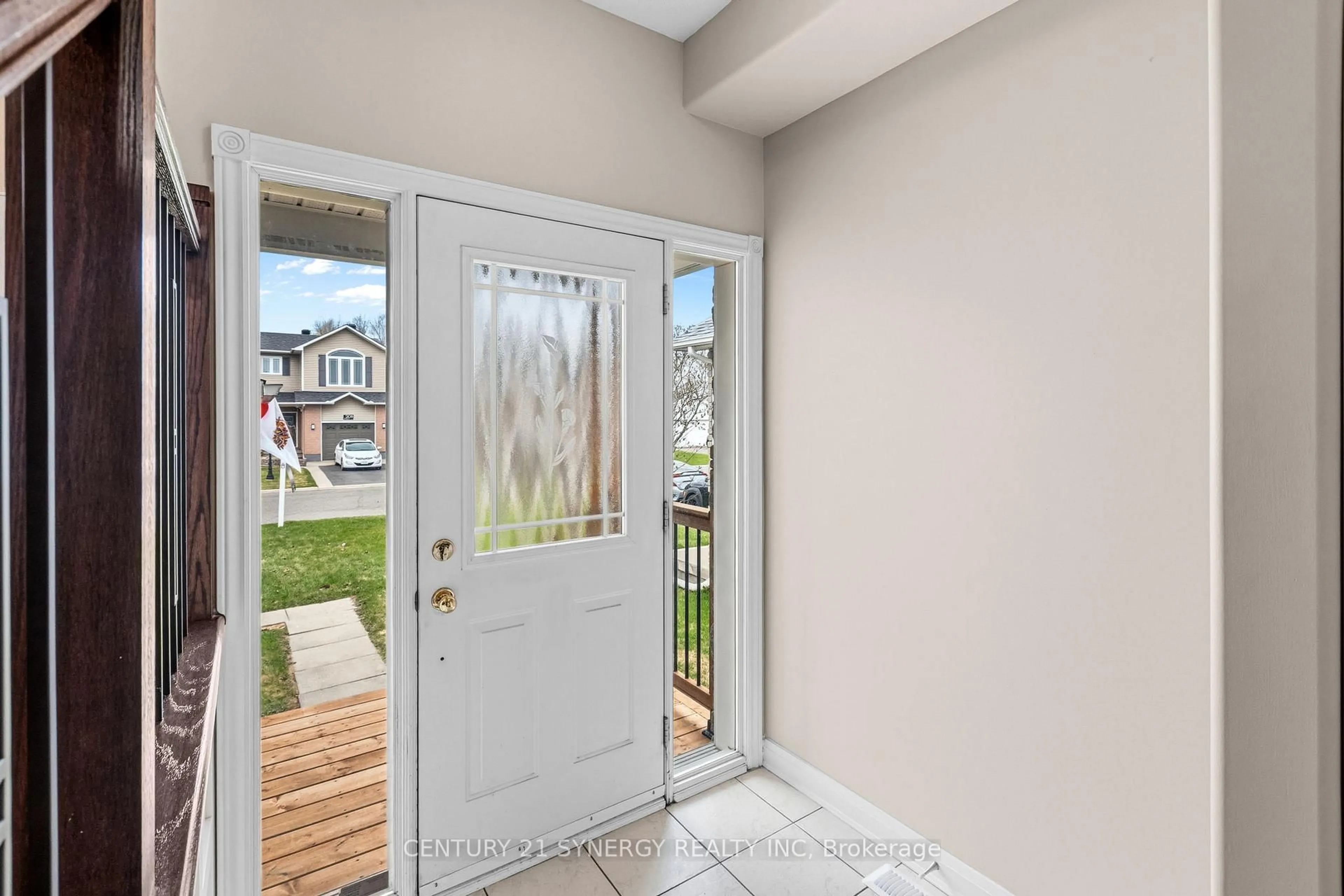 Indoor entryway for 207 Stiver St, Russell Ontario K4R 1G9
