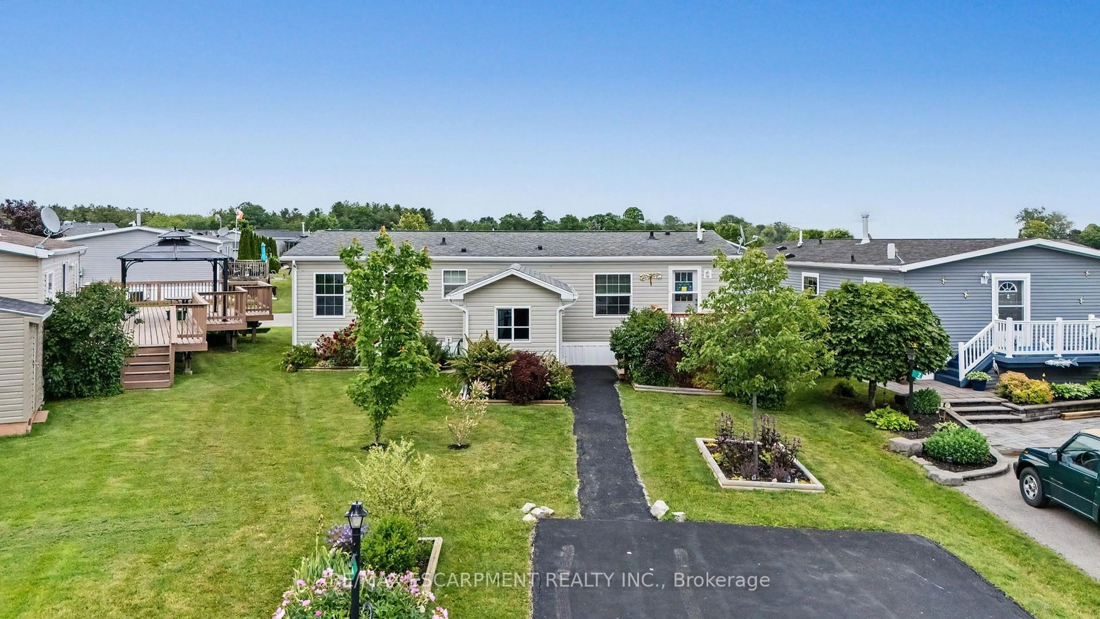 A pic from outside/outdoor area/front of a property/back of a property/a pic from drone, unknown for 4 Hickory Hollow, Haldimand Ontario N0A 1P0