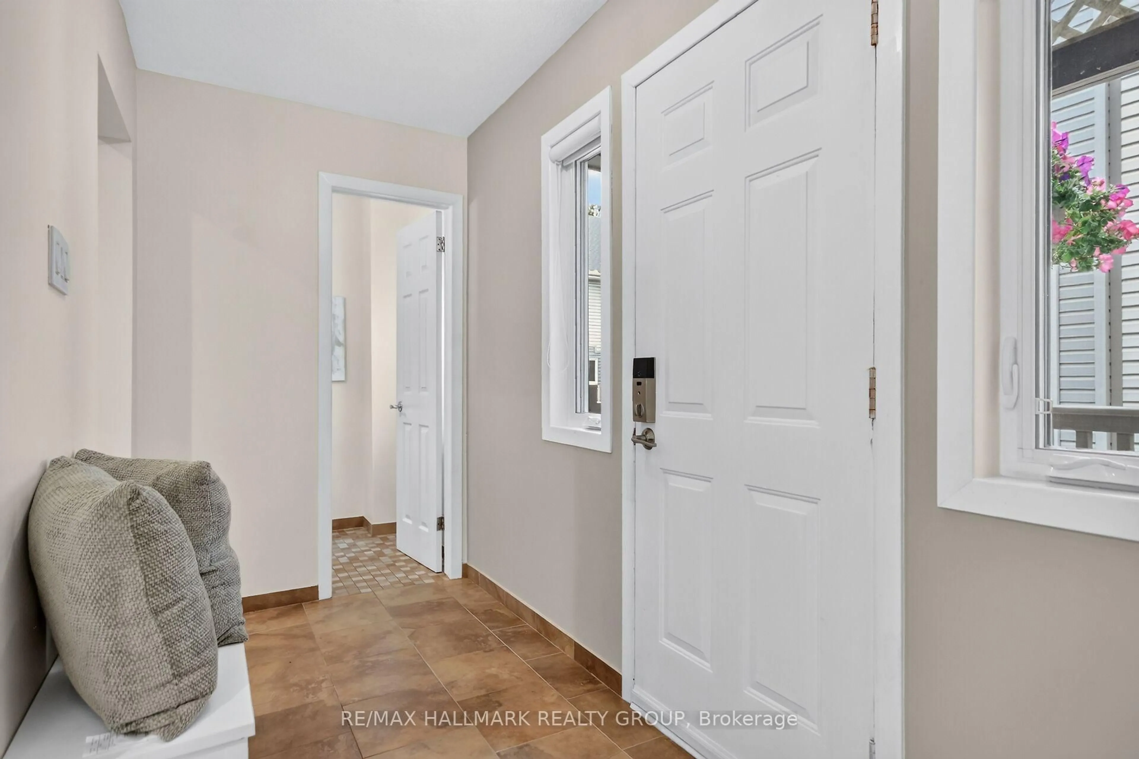 Indoor entryway for 817 High St #7, Ottawa Ontario K2B 6C3