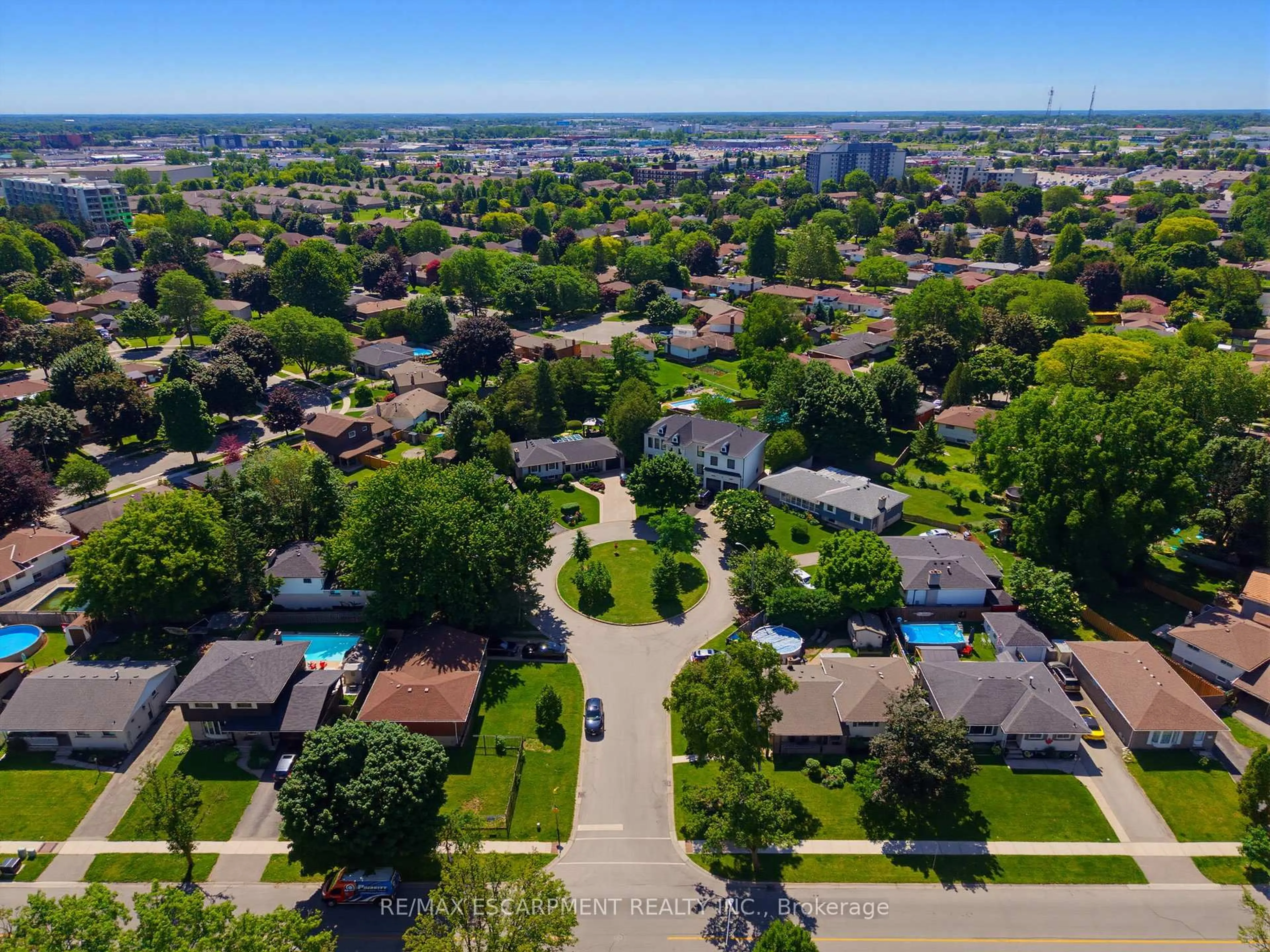 A pic from outside/outdoor area/front of a property/back of a property/a pic from drone, unknown for 6 Treelawn Terr, Brantford Ontario N3R 3P6