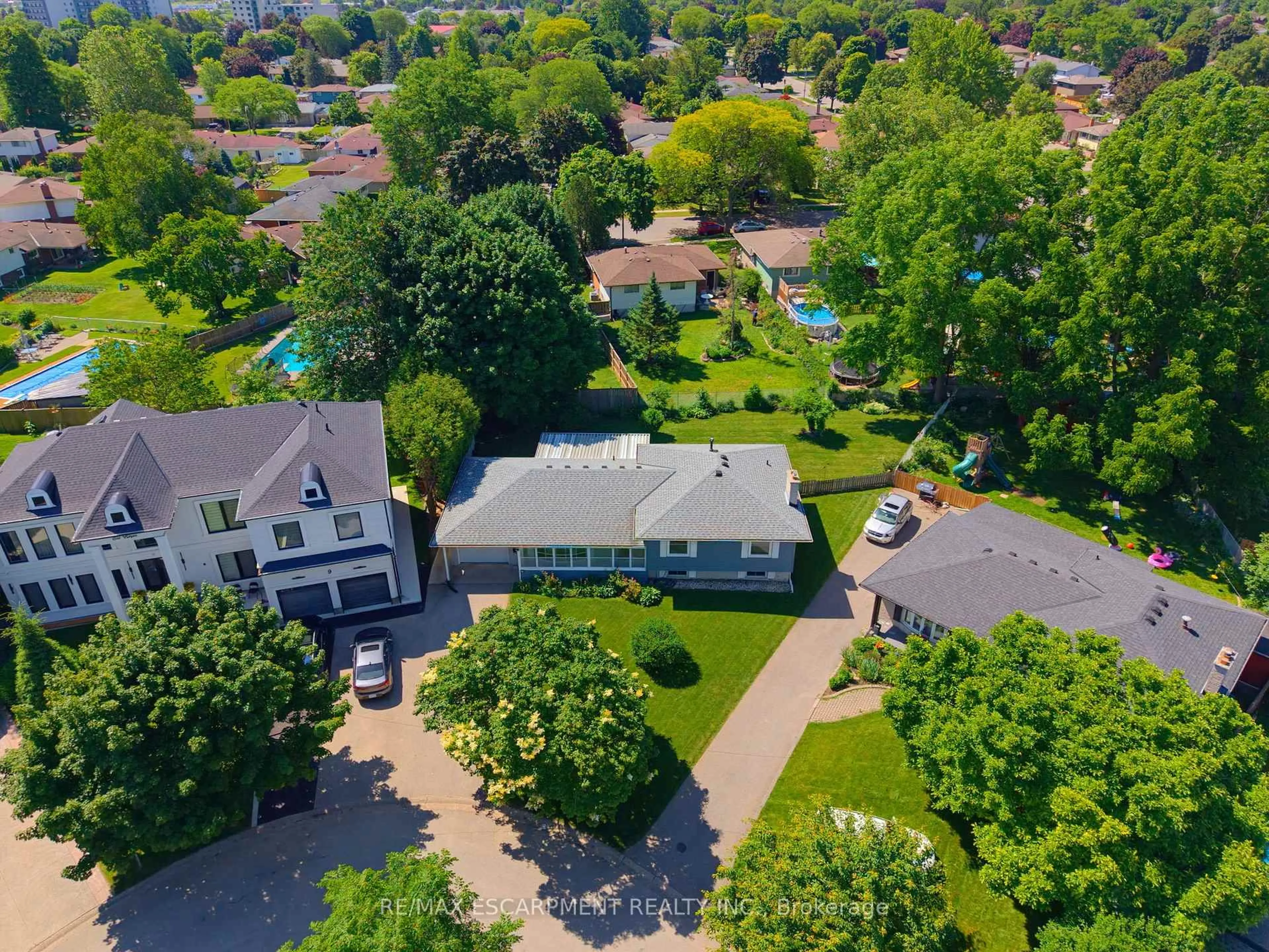 A pic from outside/outdoor area/front of a property/back of a property/a pic from drone, street for 6 Treelawn Terr, Brantford Ontario N3R 3P6