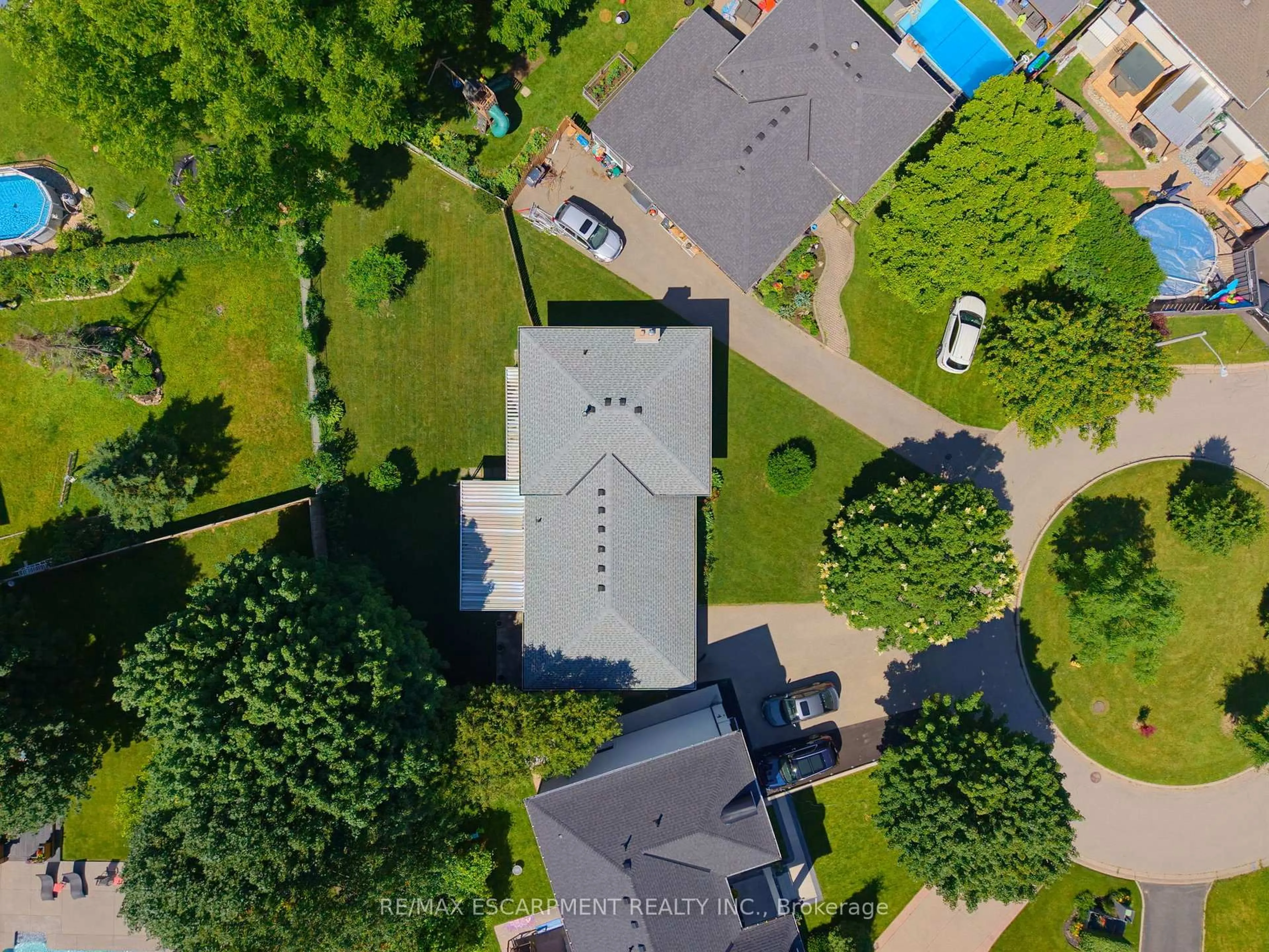 A pic from outside/outdoor area/front of a property/back of a property/a pic from drone, street for 6 Treelawn Terr, Brantford Ontario N3R 3P6
