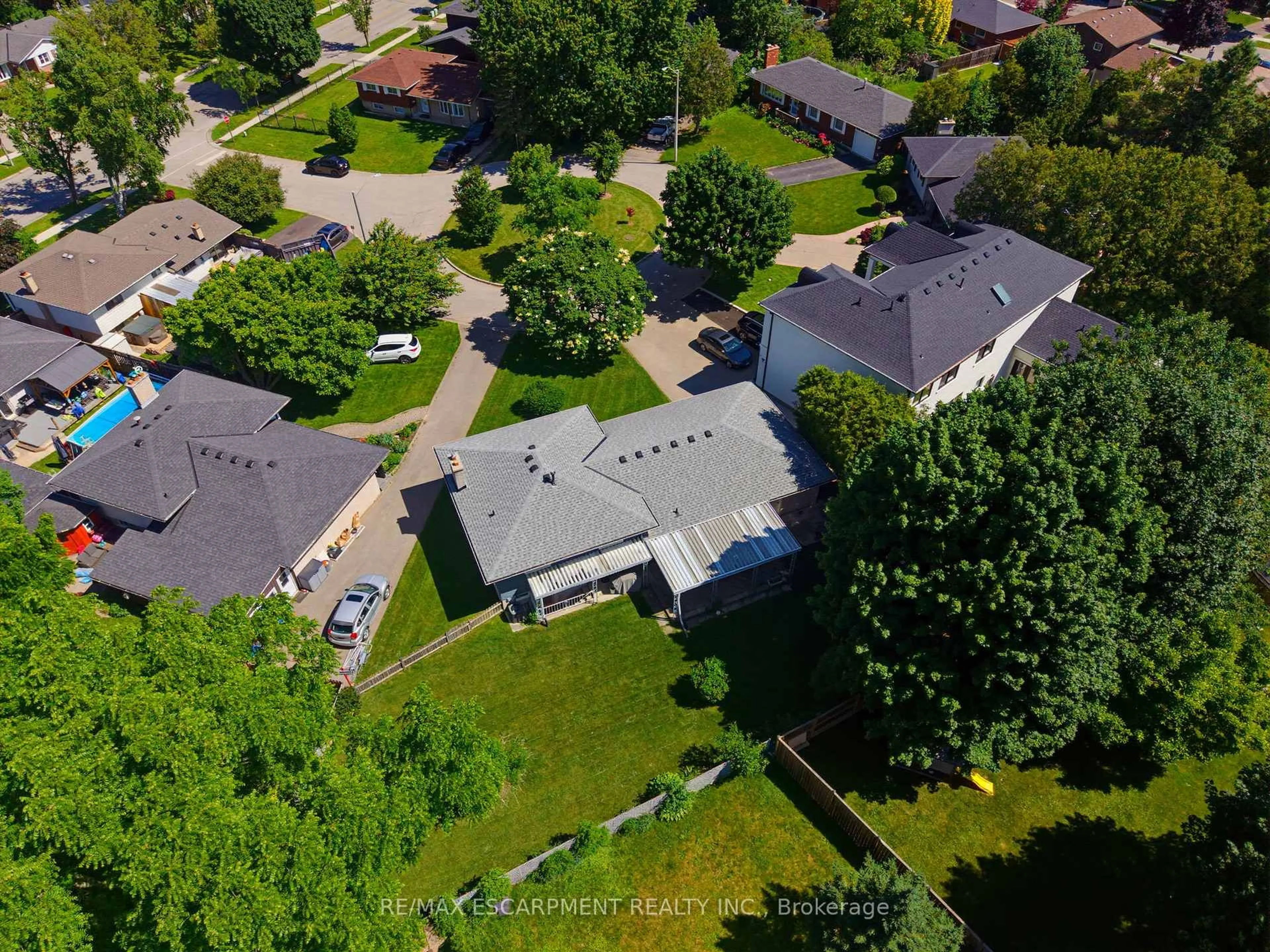 A pic from outside/outdoor area/front of a property/back of a property/a pic from drone, street for 6 Treelawn Terr, Brantford Ontario N3R 3P6