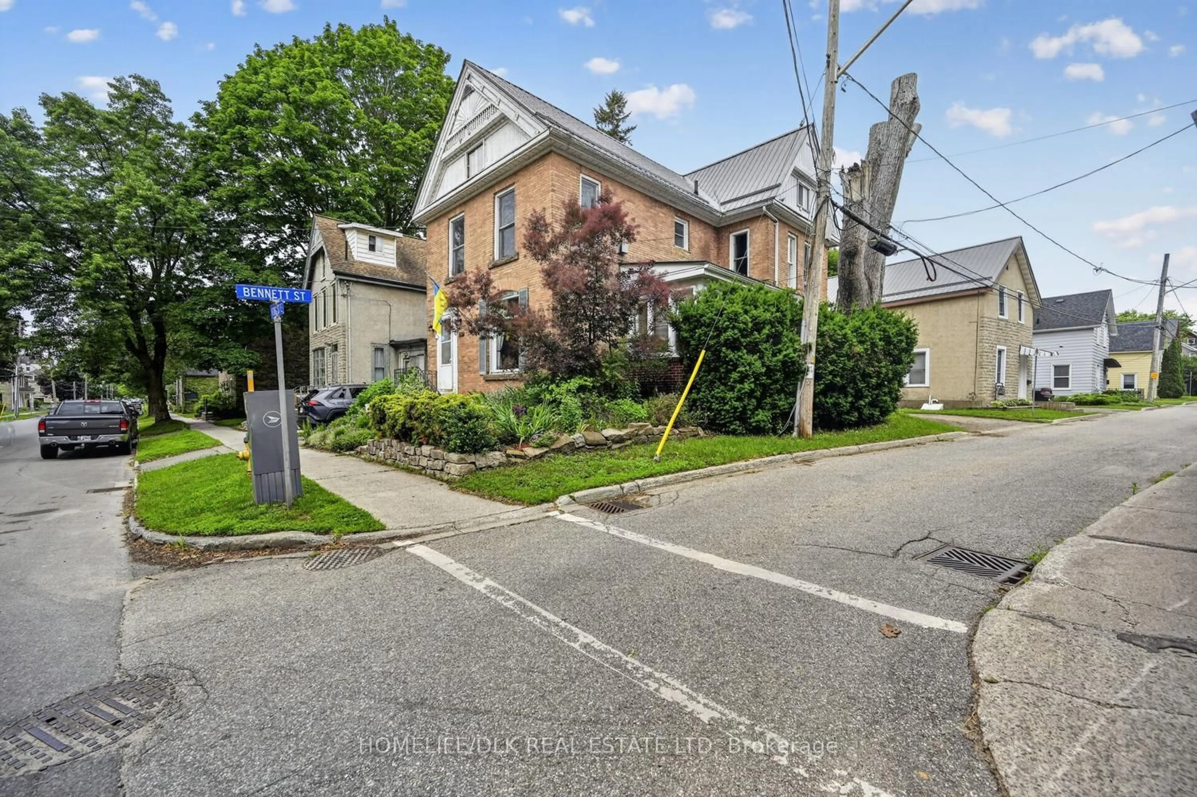 A pic from outside/outdoor area/front of a property/back of a property/a pic from drone, street for 186 King St, Brockville Ontario K6V 1C3