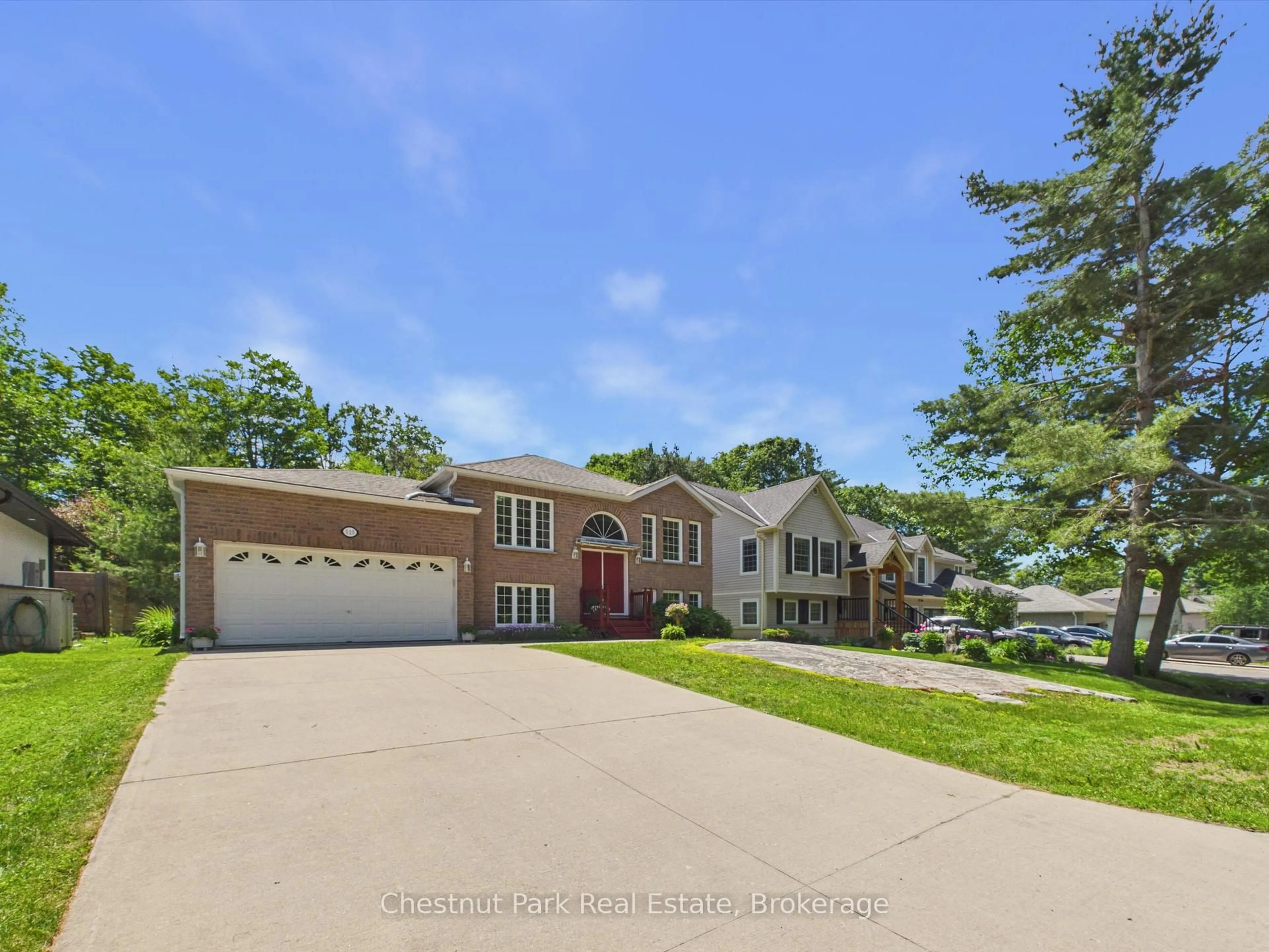 A pic from outside/outdoor area/front of a property/back of a property/a pic from drone, water/lake/river/ocean view for 525 Lorne St, Gravenhurst Ontario P1P 1N1