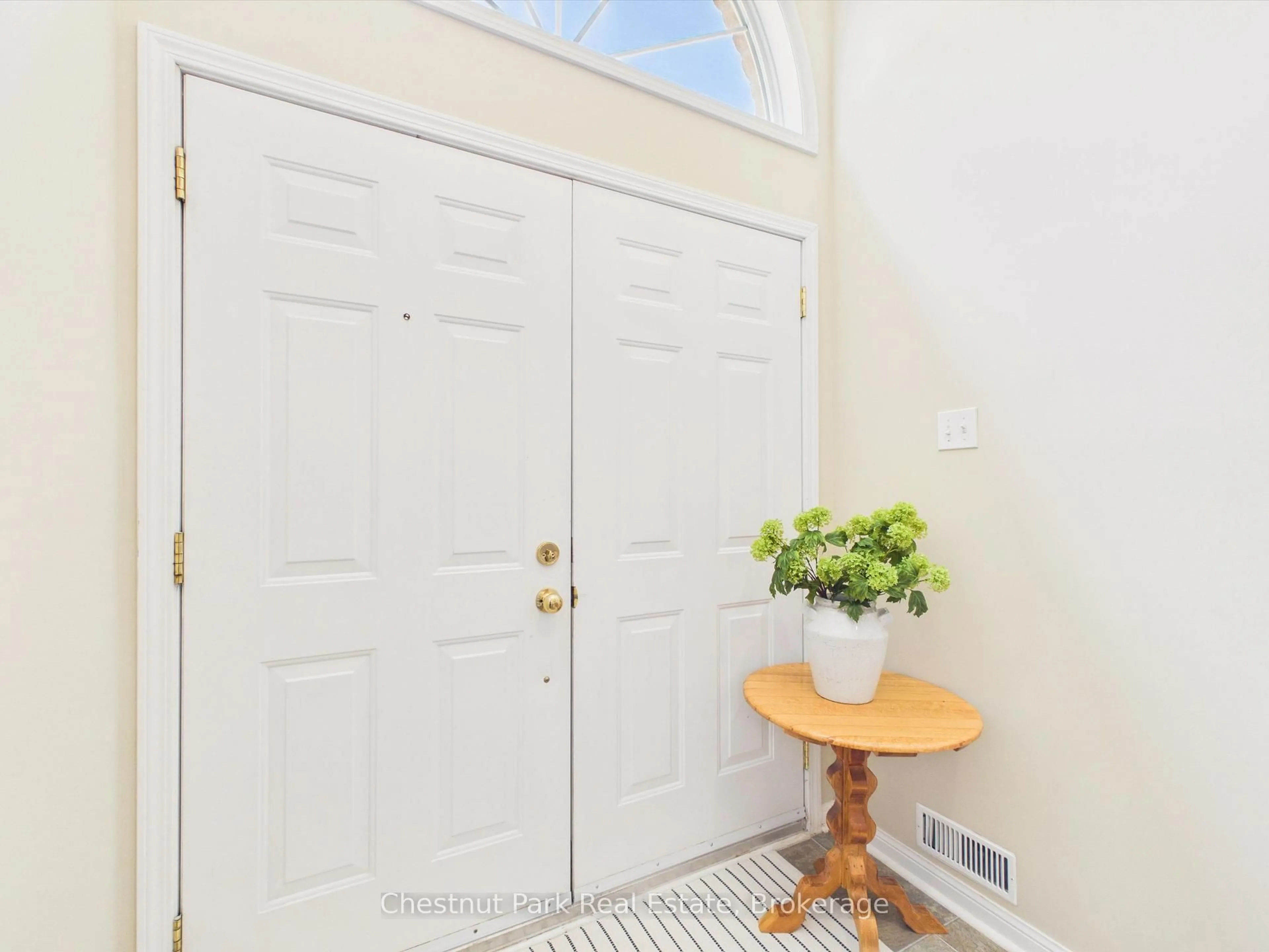 Indoor entryway for 525 Lorne St, Gravenhurst Ontario P1P 1N1
