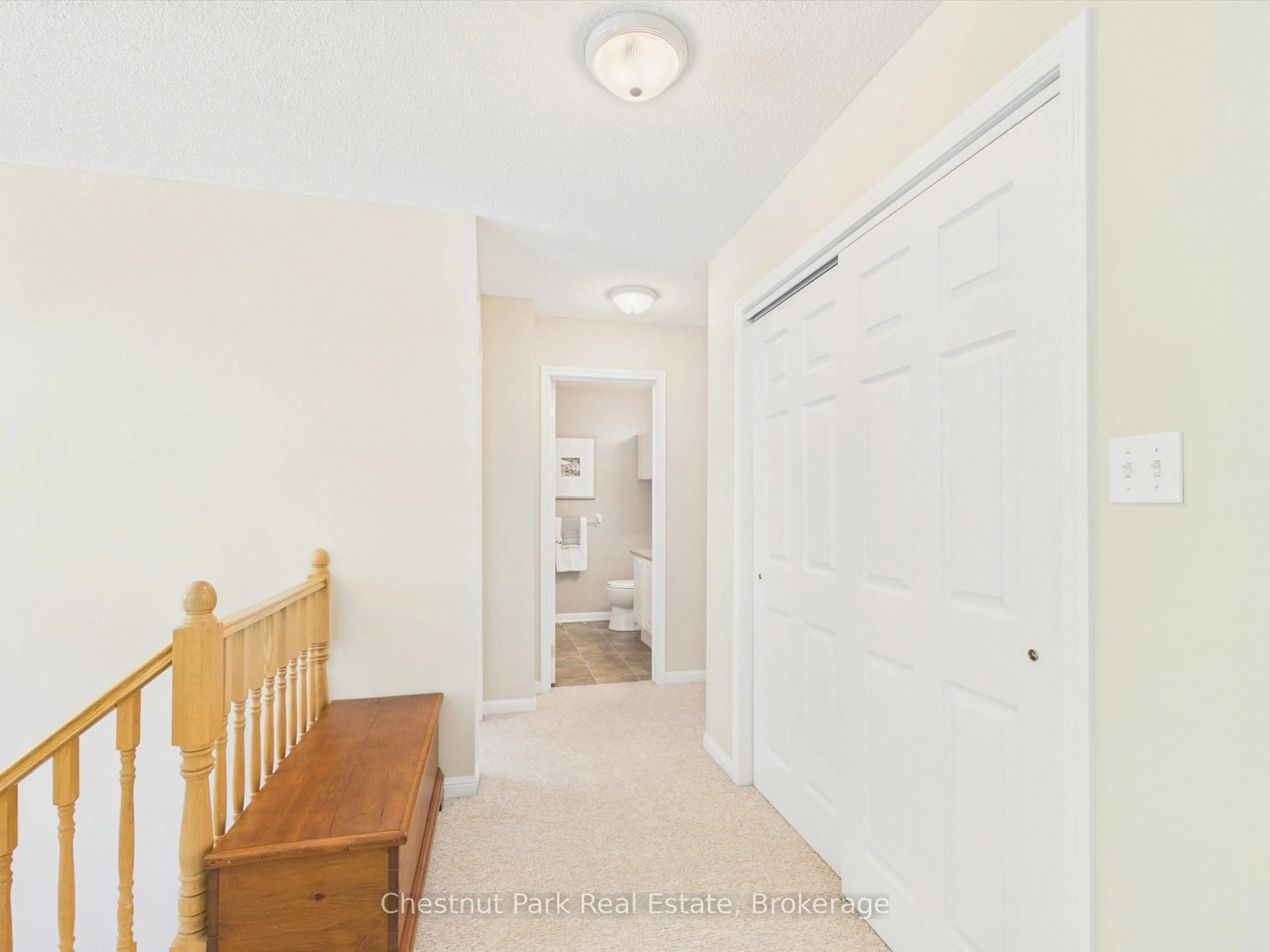 Indoor entryway for 525 Lorne St, Gravenhurst Ontario P1P 1N1
