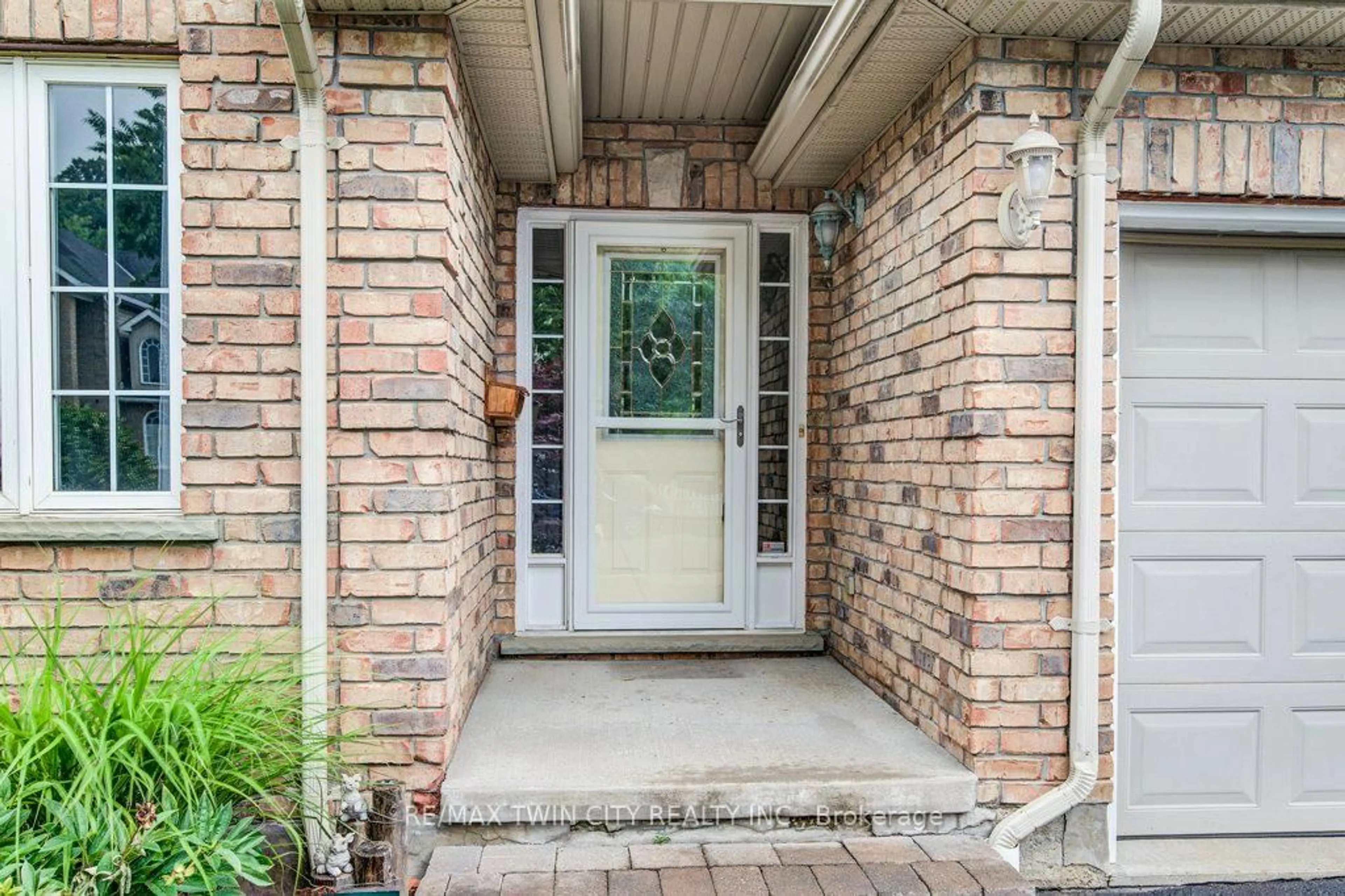 Indoor entryway for 670 Salzburg Dr, Waterloo Ontario N2V 2N8