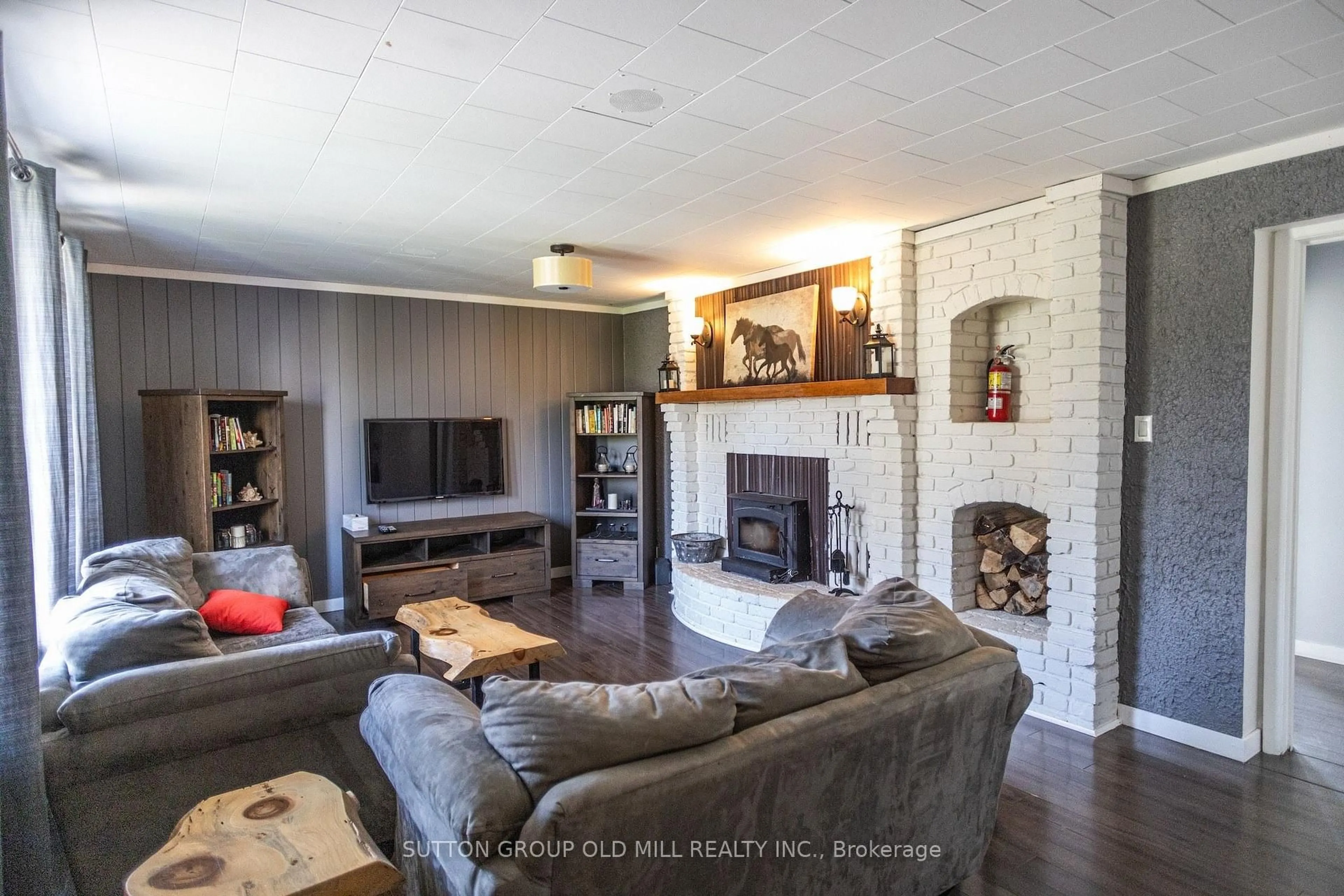 Living room with furniture, unknown for 124 Bruce St, Blue Mountains Ontario N0H 2P0