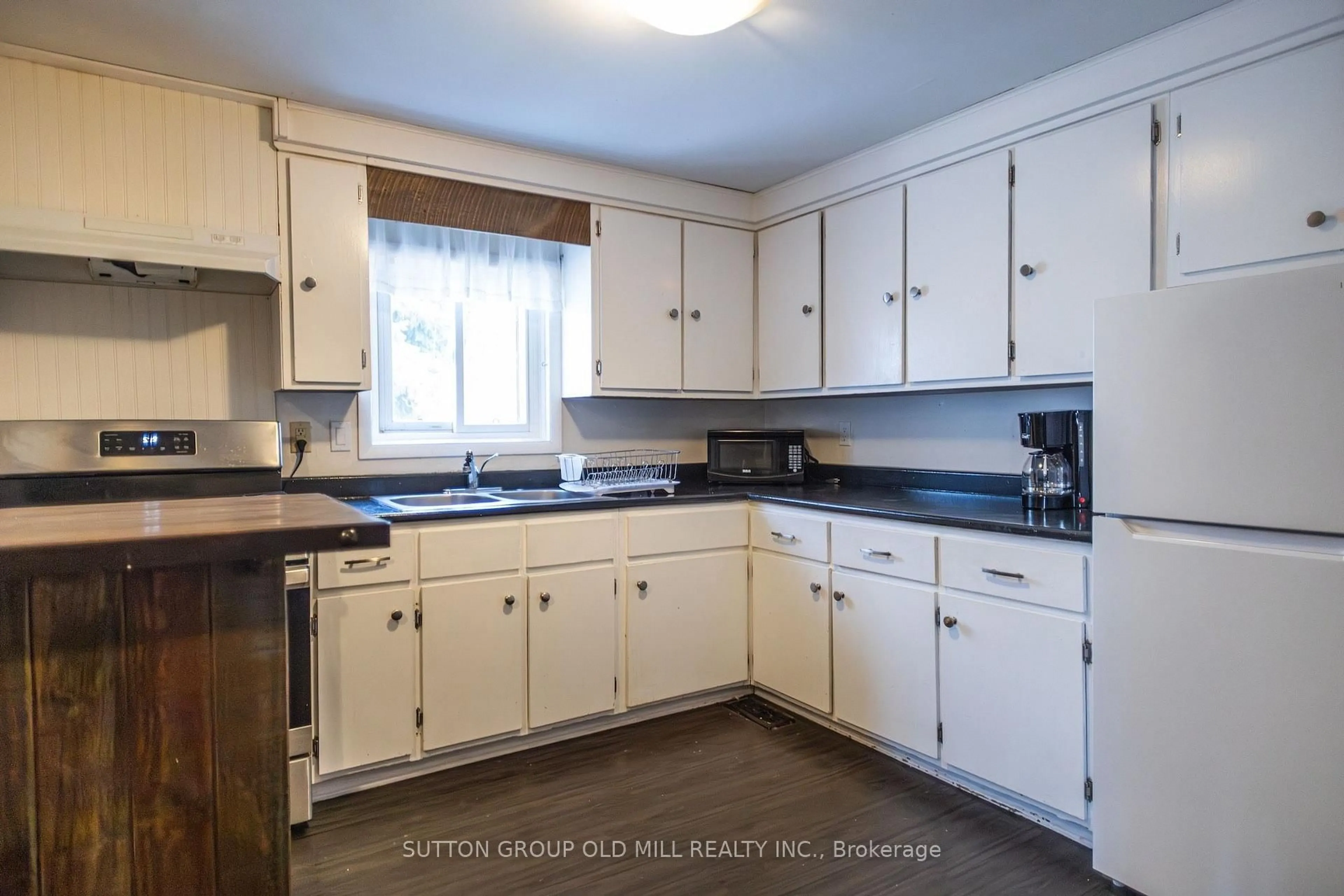 Standard kitchen, wood/laminate floor for 124 Bruce St, Blue Mountains Ontario N0H 2P0