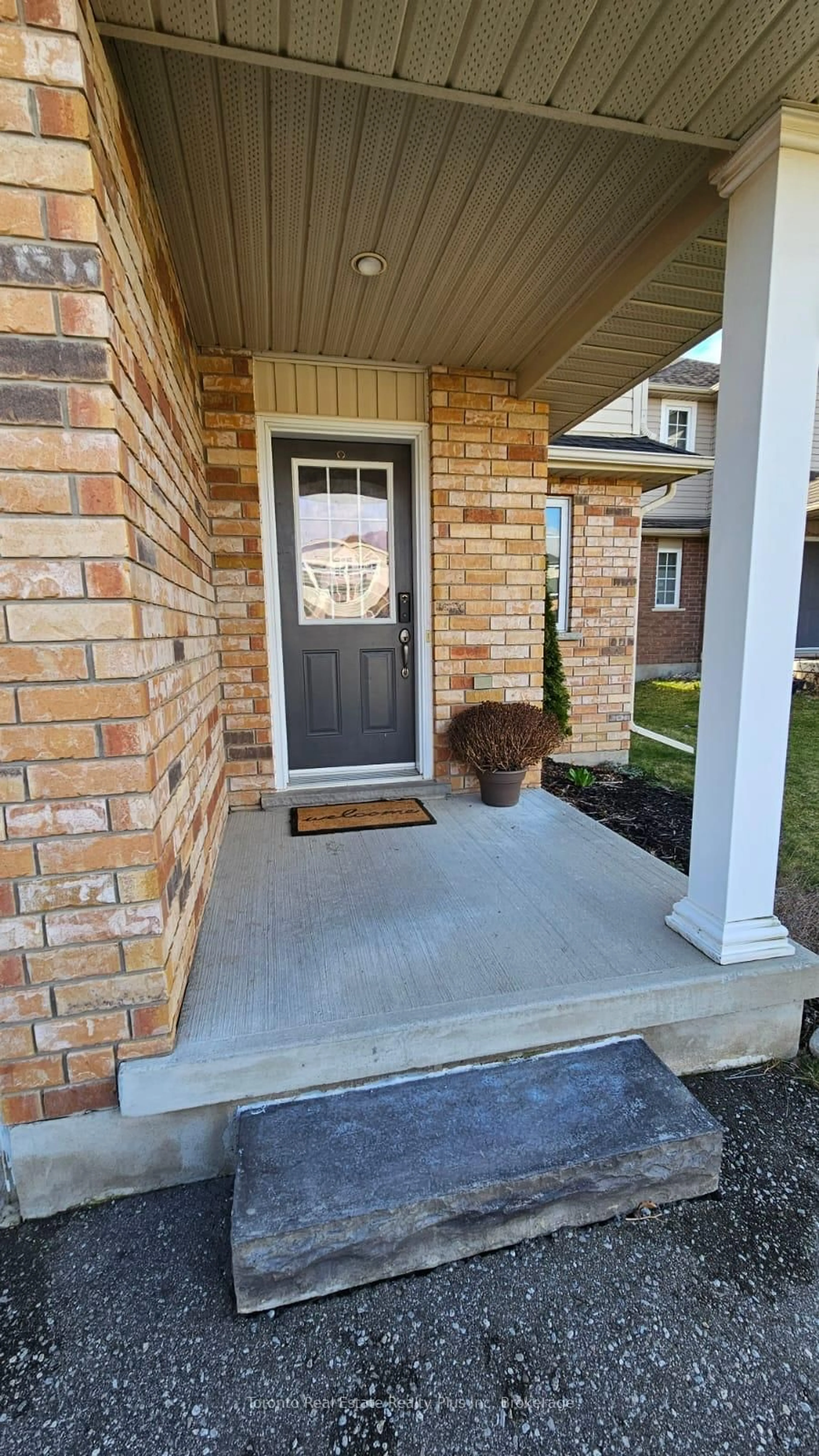 Indoor entryway for 16 Talon Dr, Woodstock Ontario N4V 0A5