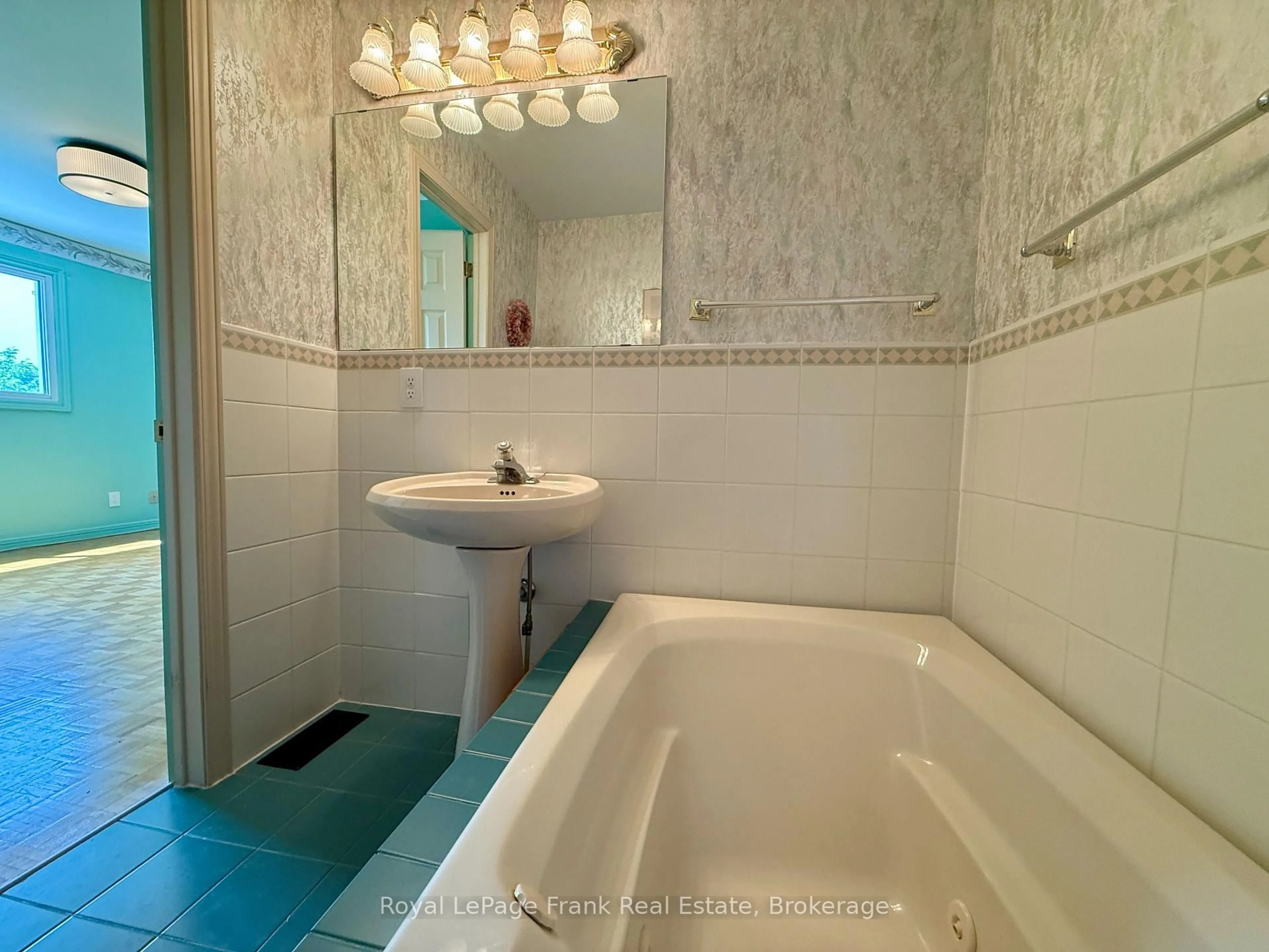 Standard bathroom, ceramic/tile floor for 3113 Westridge Blvd, Peterborough Ontario K9K 1Z5