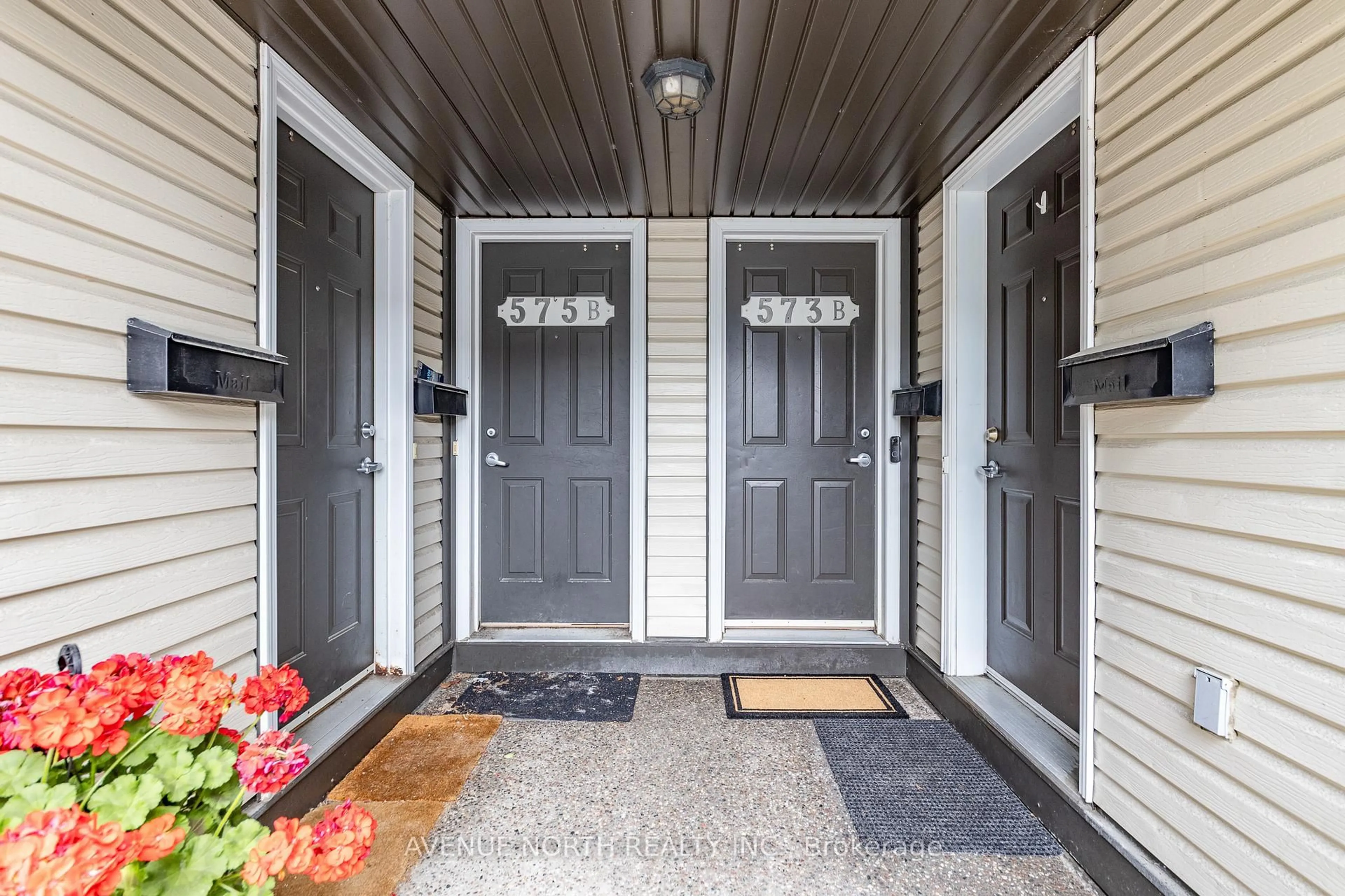 Indoor entryway for 573B Chapman Mills Dr, Ottawa Ontario K2J 5T2