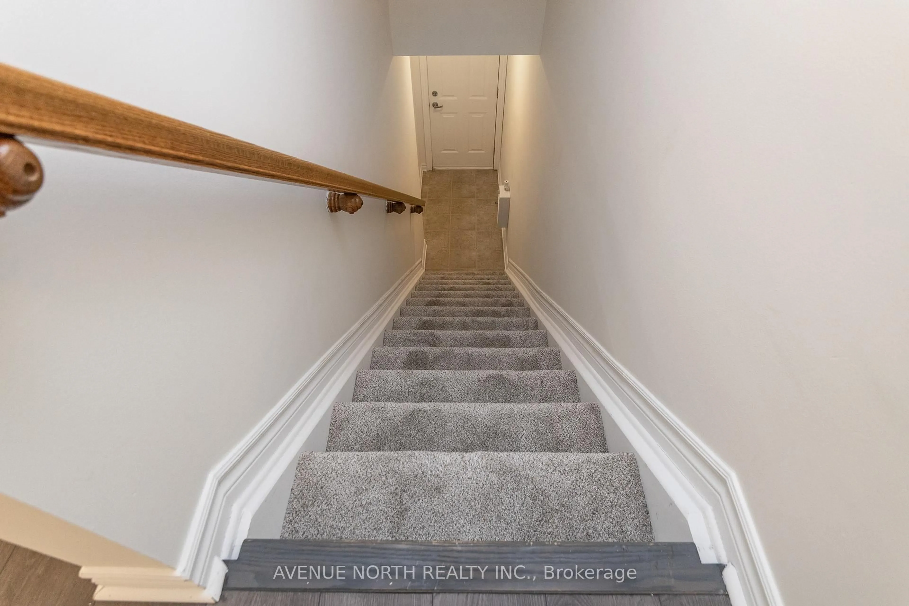 Stairs for 573B Chapman Mills Dr, Ottawa Ontario K2J 5T2