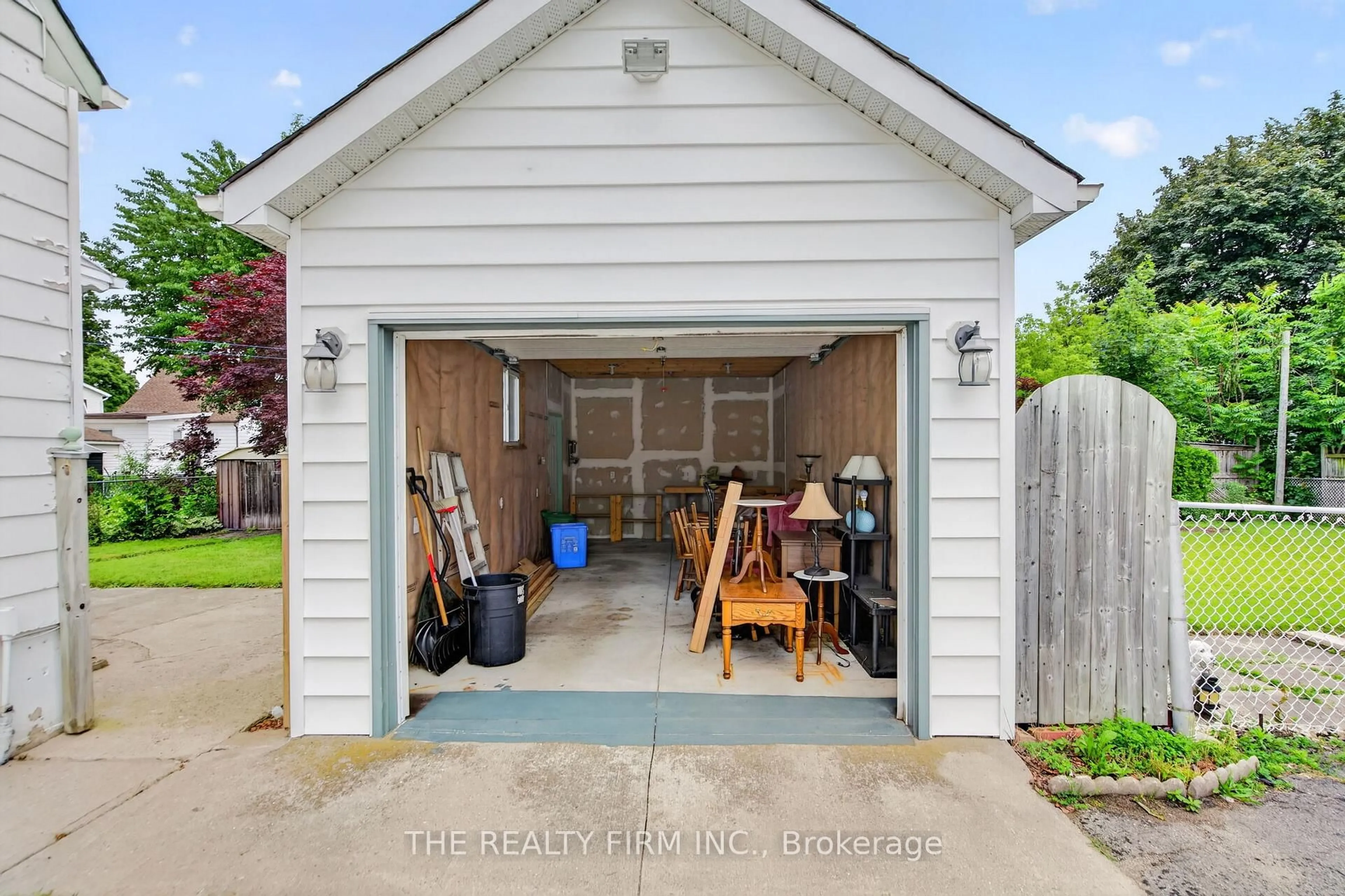 Indoor garage for 38 Elliott St, London East Ontario N5Y 2E4