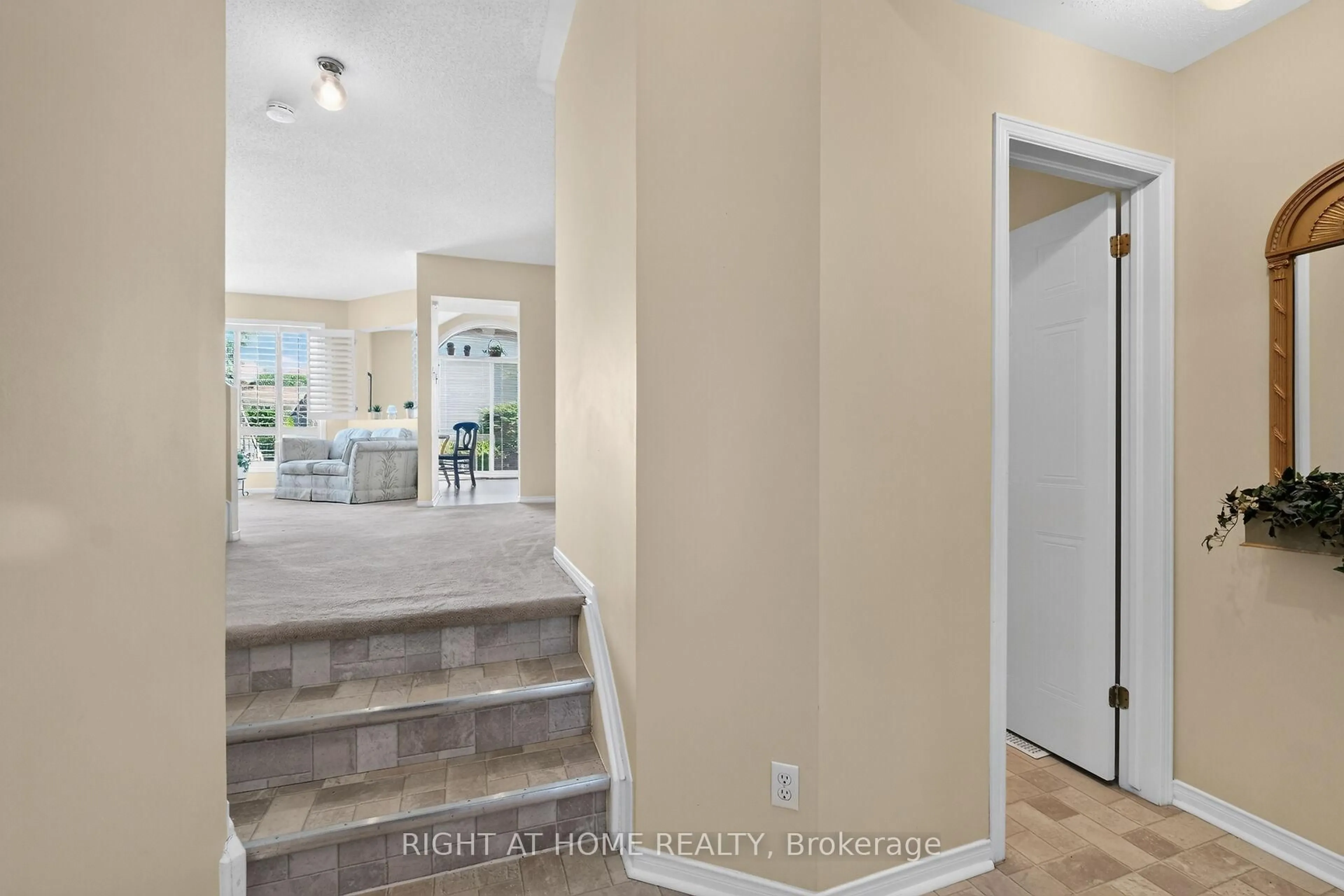 Indoor entryway for 6165 Arbourwood Dr, Orleans Ontario K1C 7L5