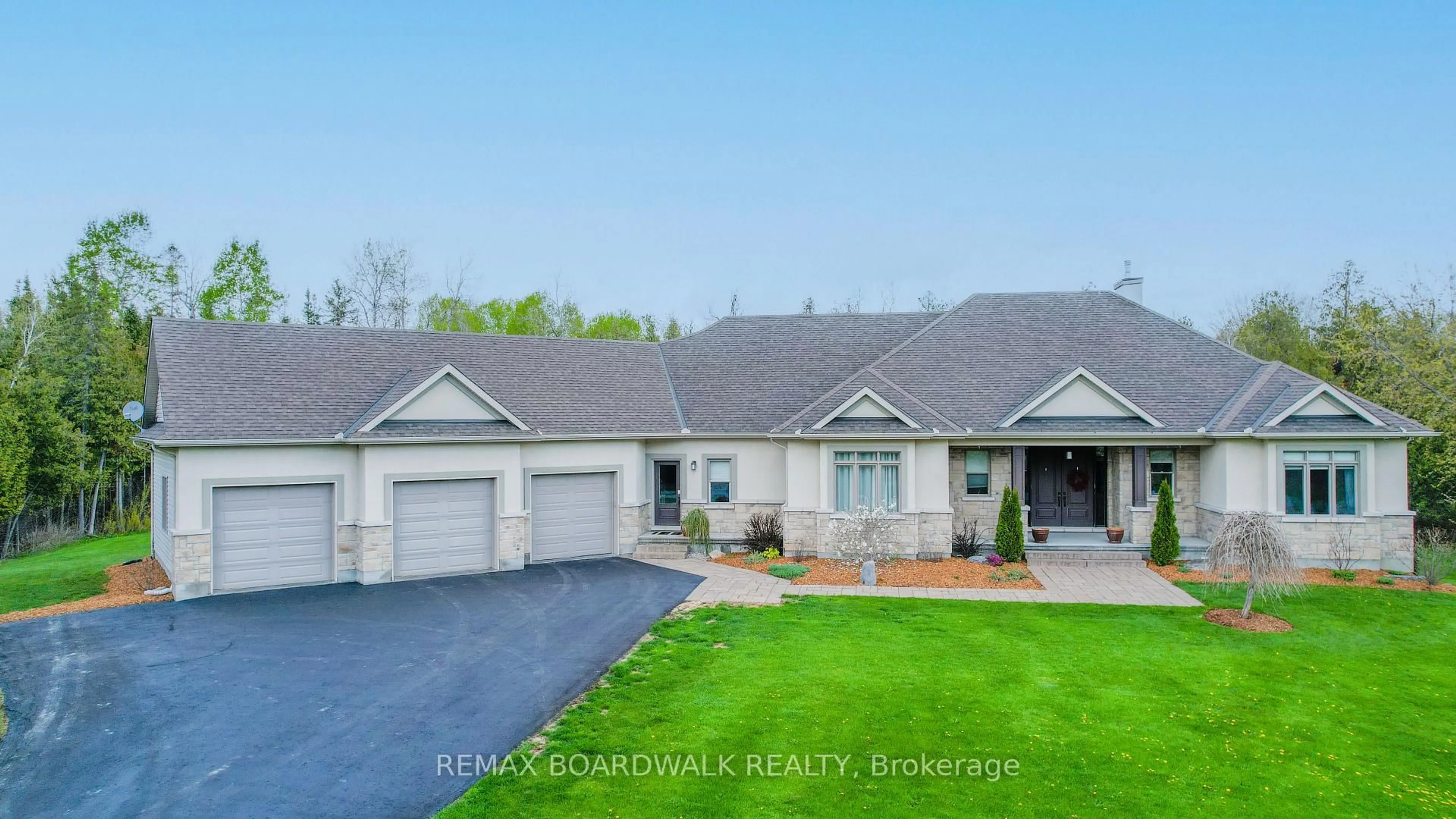 A pic from outside/outdoor area/front of a property/back of a property/a pic from drone, unknown for 49 Sawgrass Circ, Ashton Ontario K0A 1B0