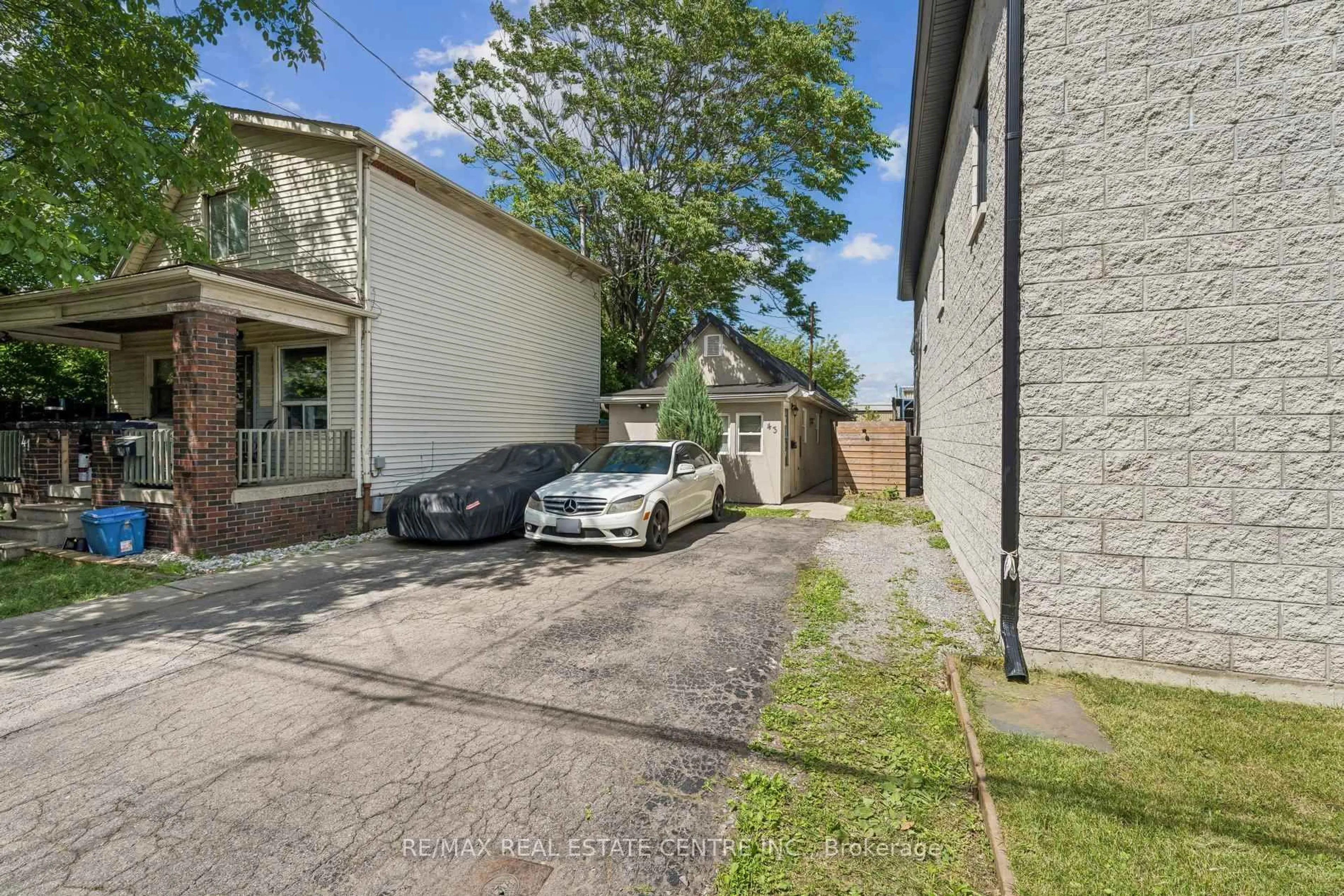 A pic from outside/outdoor area/front of a property/back of a property/a pic from drone, street for 43 Whitfield Ave, Hamilton Ontario L8L 4B5