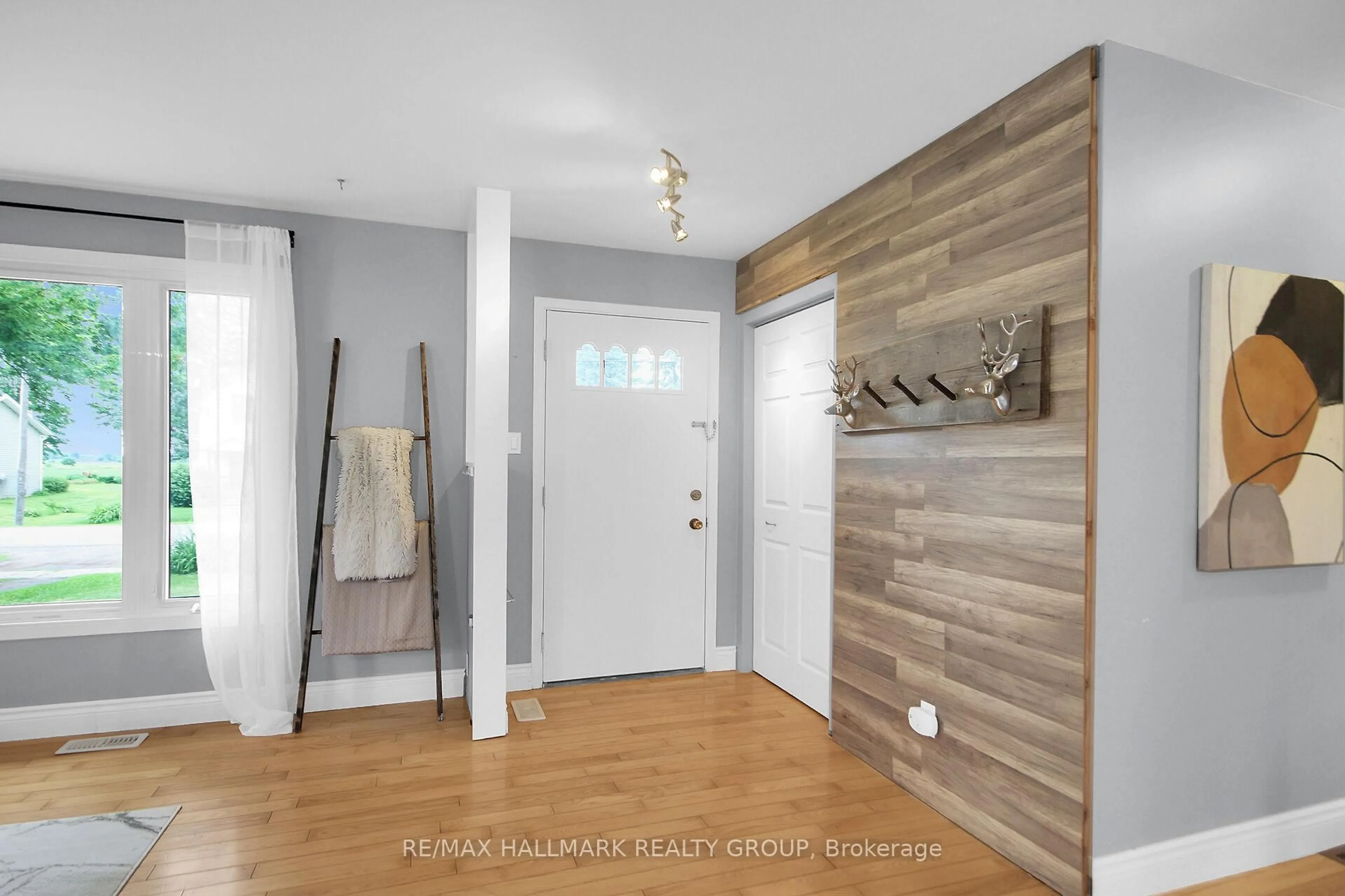 Indoor entryway for 11442 Cameron Rd, North Dundas Ontario K0E 1J0