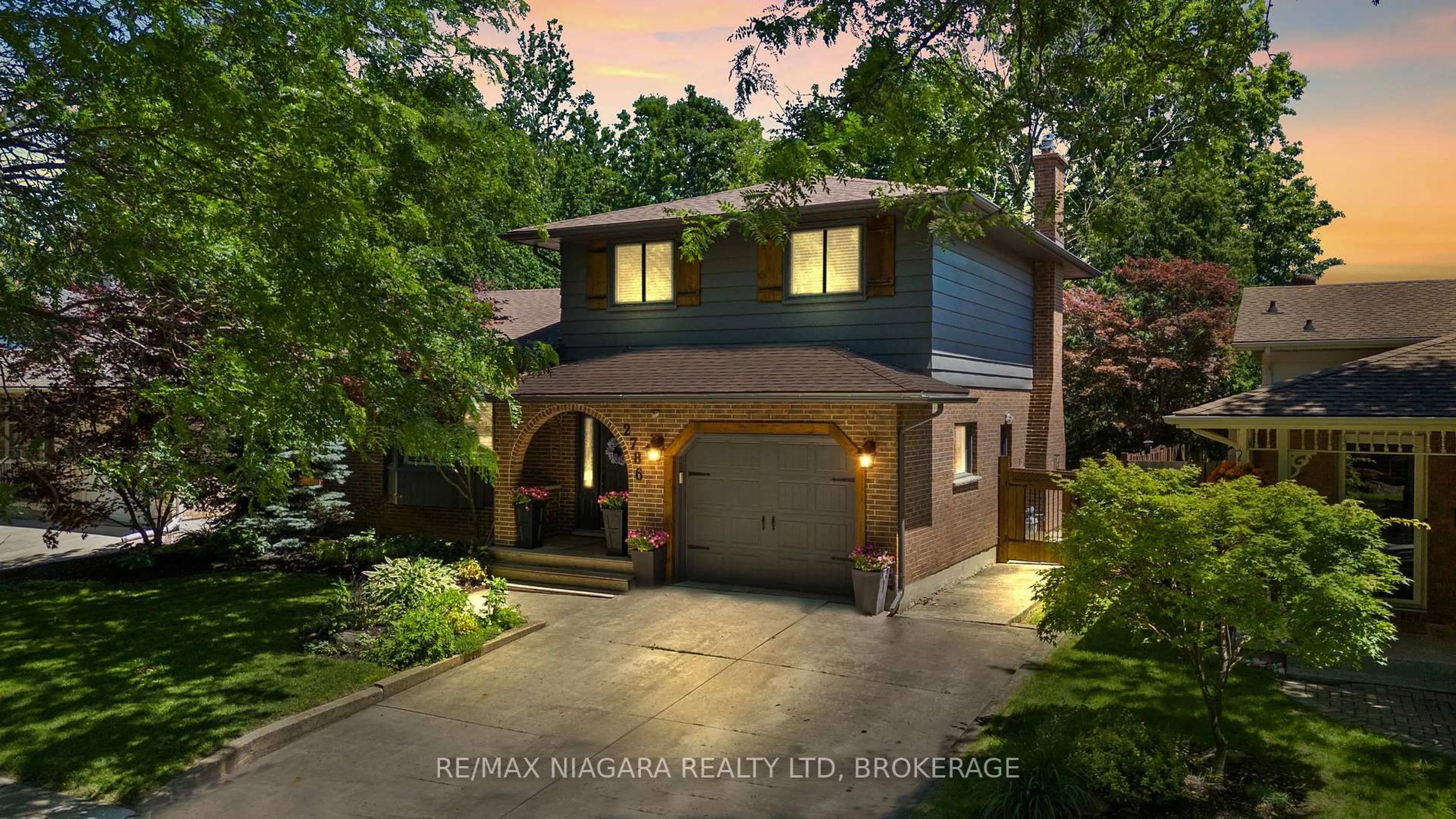 Home with brick exterior material, street for 2786 Lalemant Rd, Niagara Falls Ontario L2J 3Z4