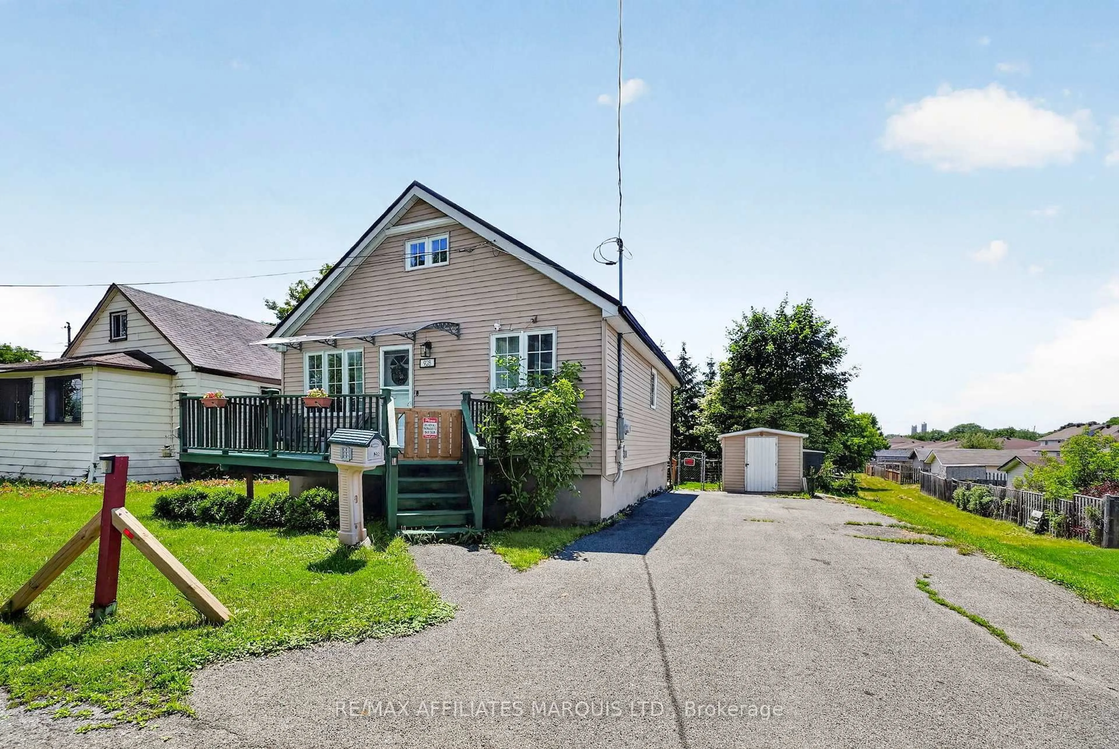 A pic from outside/outdoor area/front of a property/back of a property/a pic from drone, street for 928 Pacific Lane, Cornwall Ontario K6H 3Y9