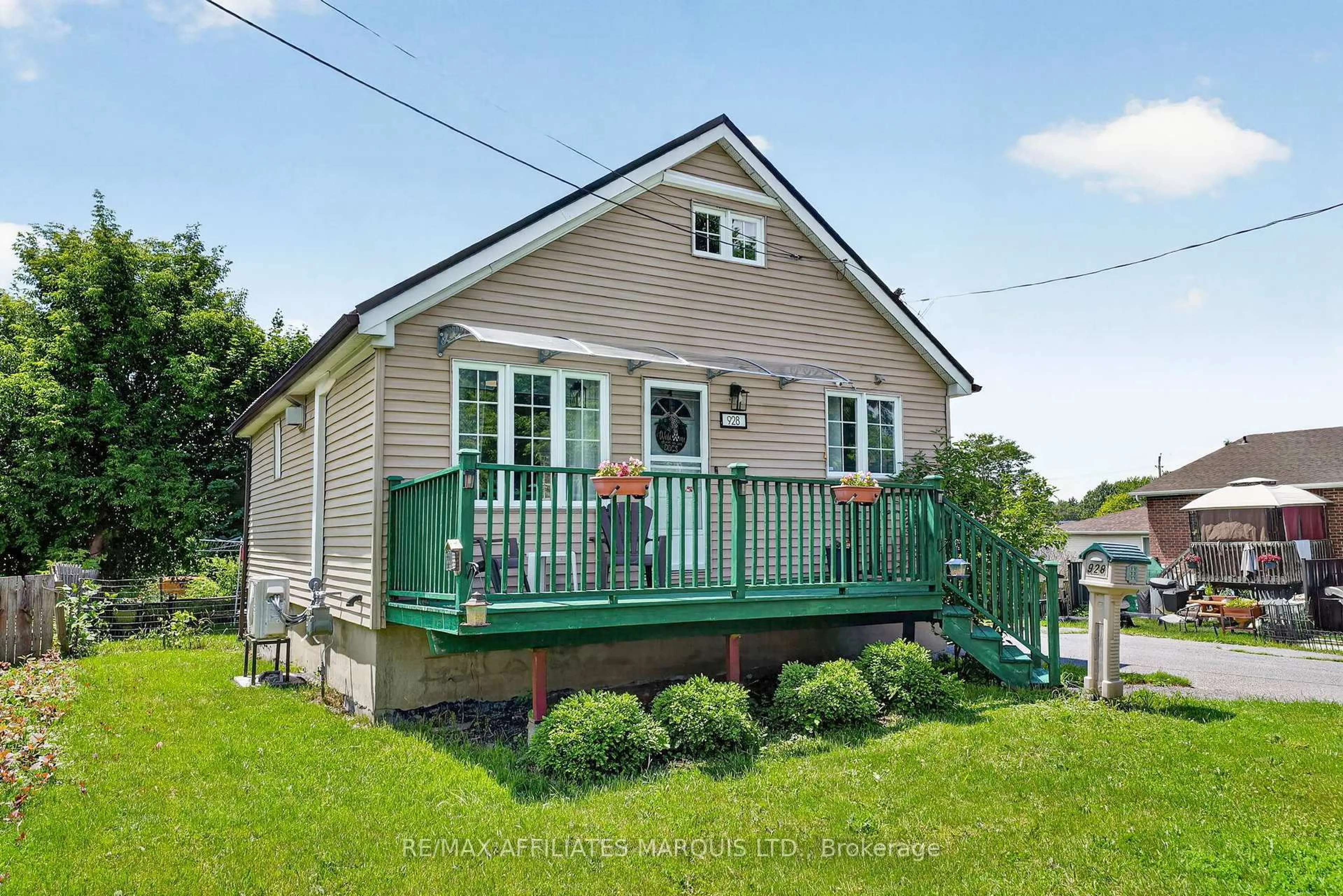 Home with vinyl exterior material, street for 928 Pacific Lane, Cornwall Ontario K6H 3Y9