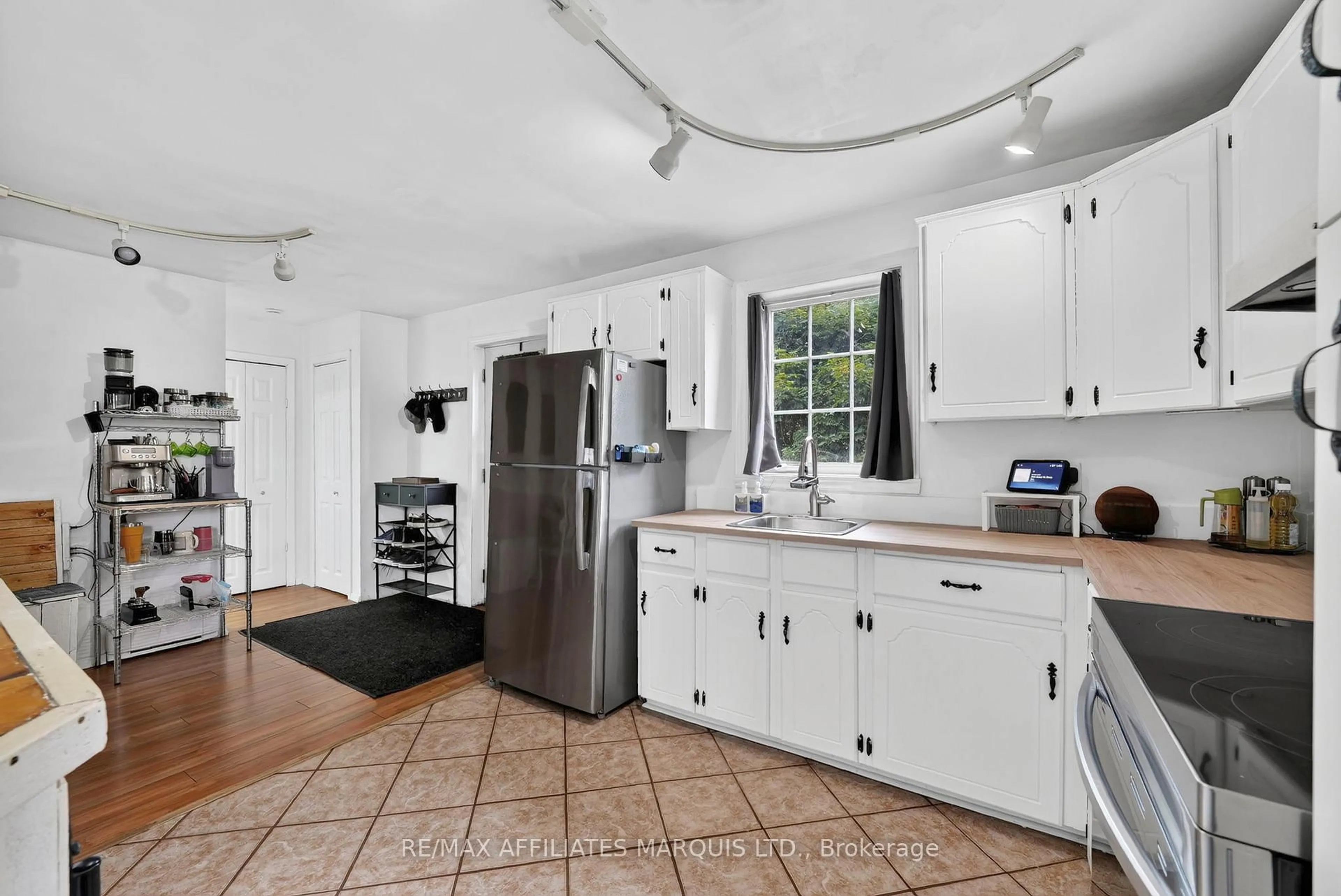 Open concept kitchen, ceramic/tile floor for 928 Pacific Lane, Cornwall Ontario K6H 3Y9