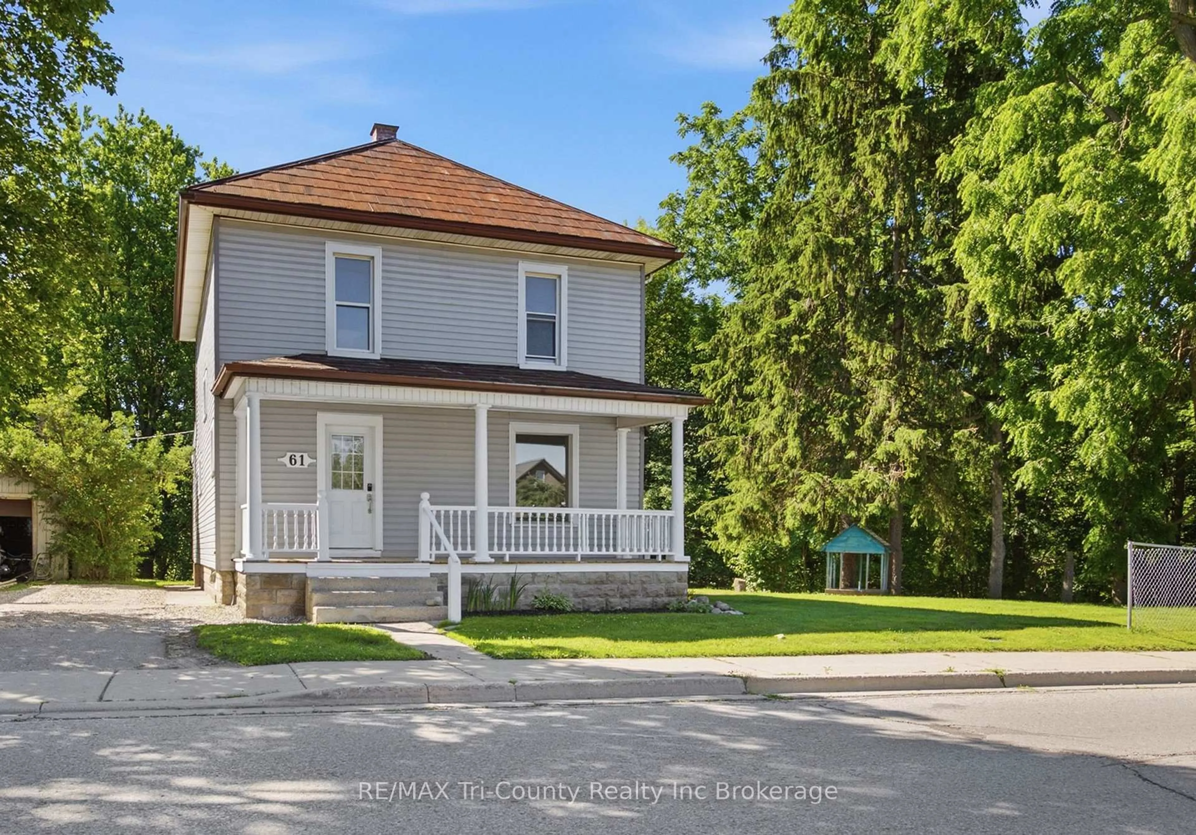 A pic from outside/outdoor area/front of a property/back of a property/a pic from drone, street for 61 Brock St, Tillsonburg Ontario N4G 1Z7