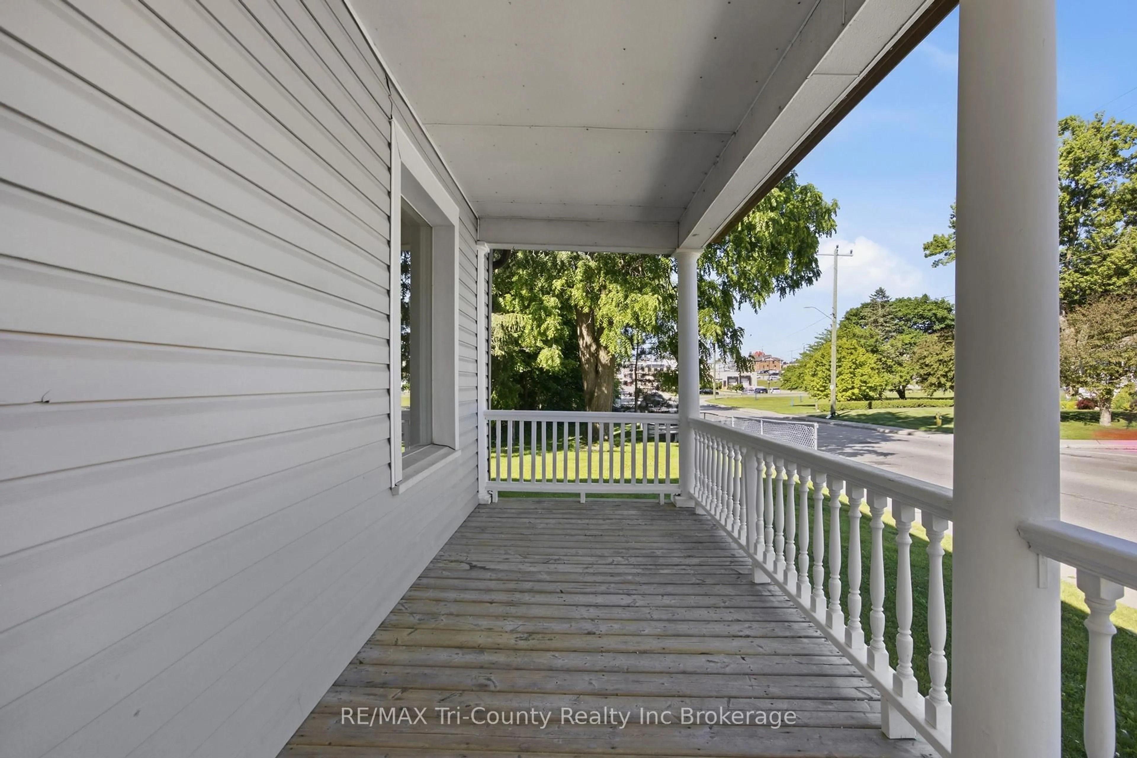 A pic from outside/outdoor area/front of a property/back of a property/a pic from drone, water/lake/river/ocean view for 61 Brock St, Tillsonburg Ontario N4G 1Z7