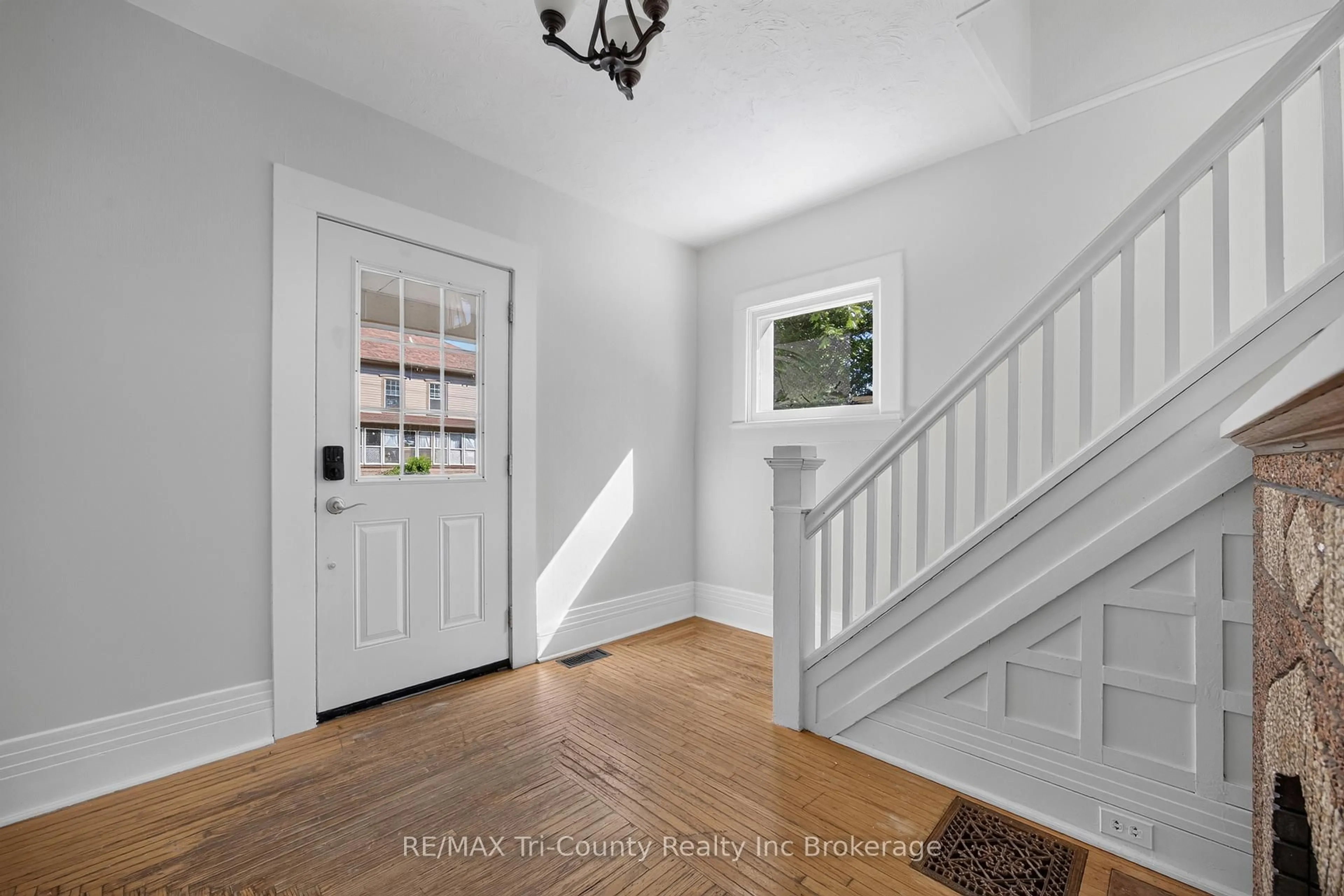 Indoor entryway for 61 Brock St, Tillsonburg Ontario N4G 1Z7
