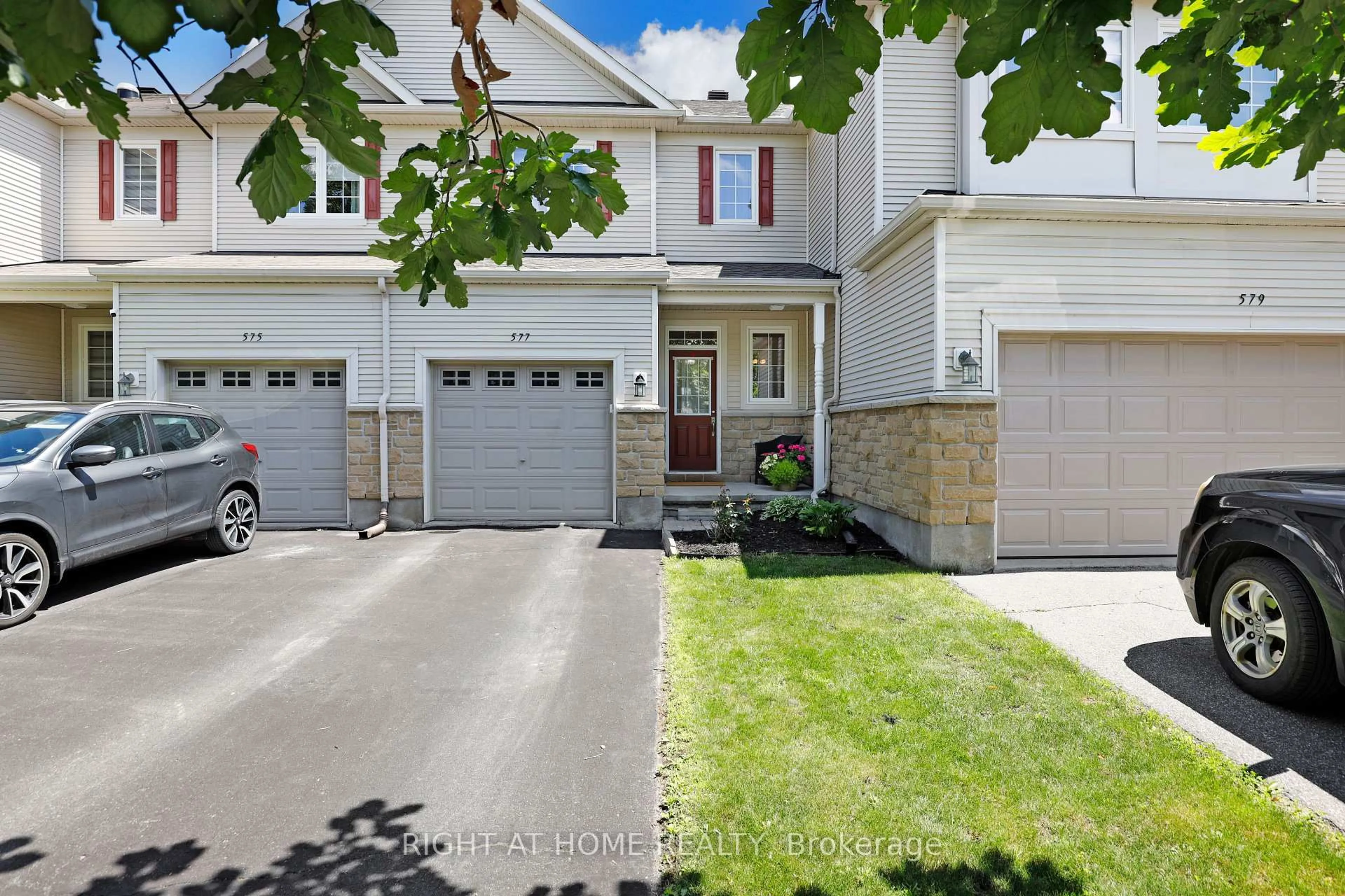A pic from outside/outdoor area/front of a property/back of a property/a pic from drone, street for 577 Ashbourne Cres, Ottawa Ontario K2J 0P5