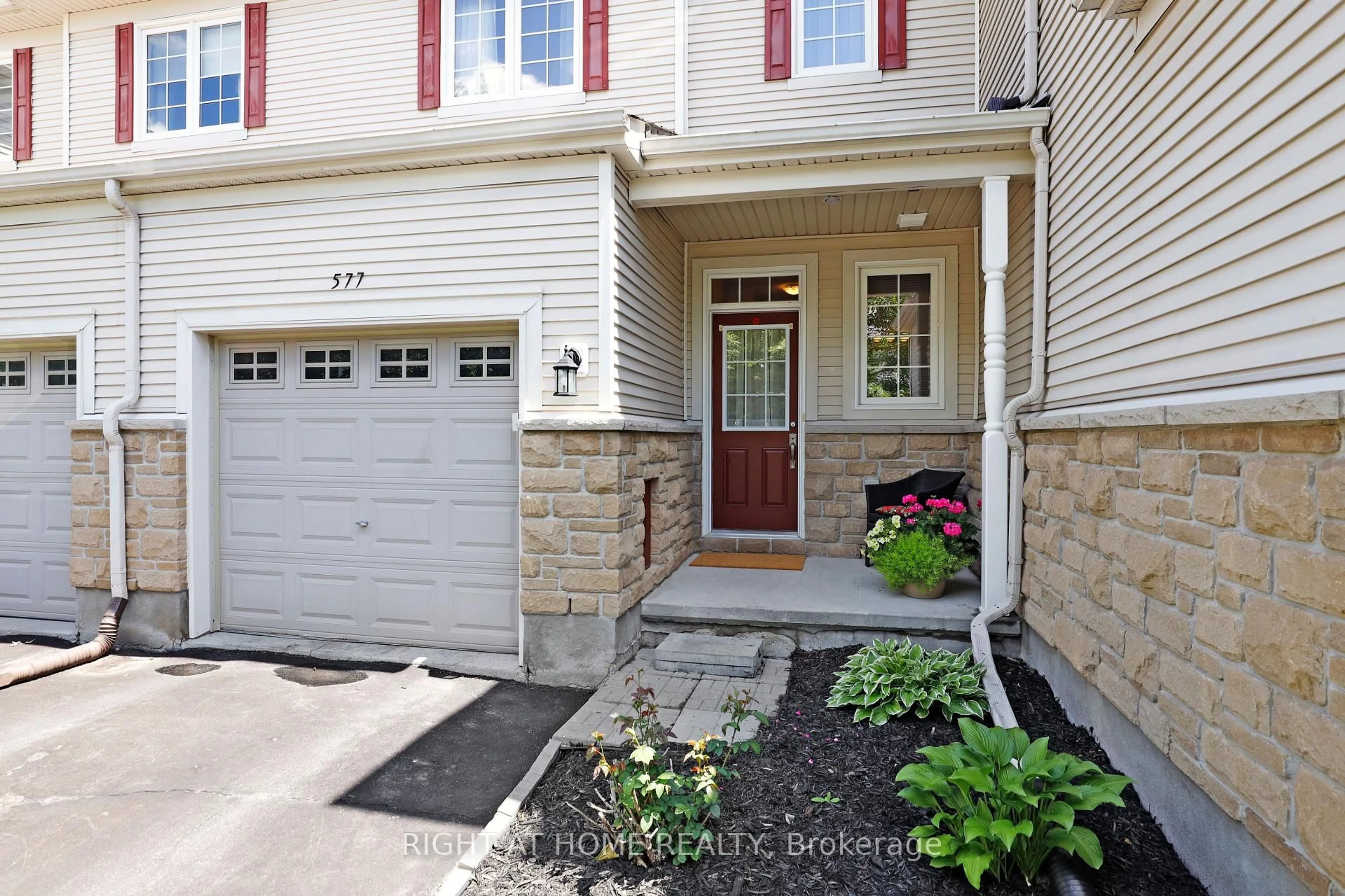 Indoor entryway for 577 Ashbourne Cres, Ottawa Ontario K2J 0P5